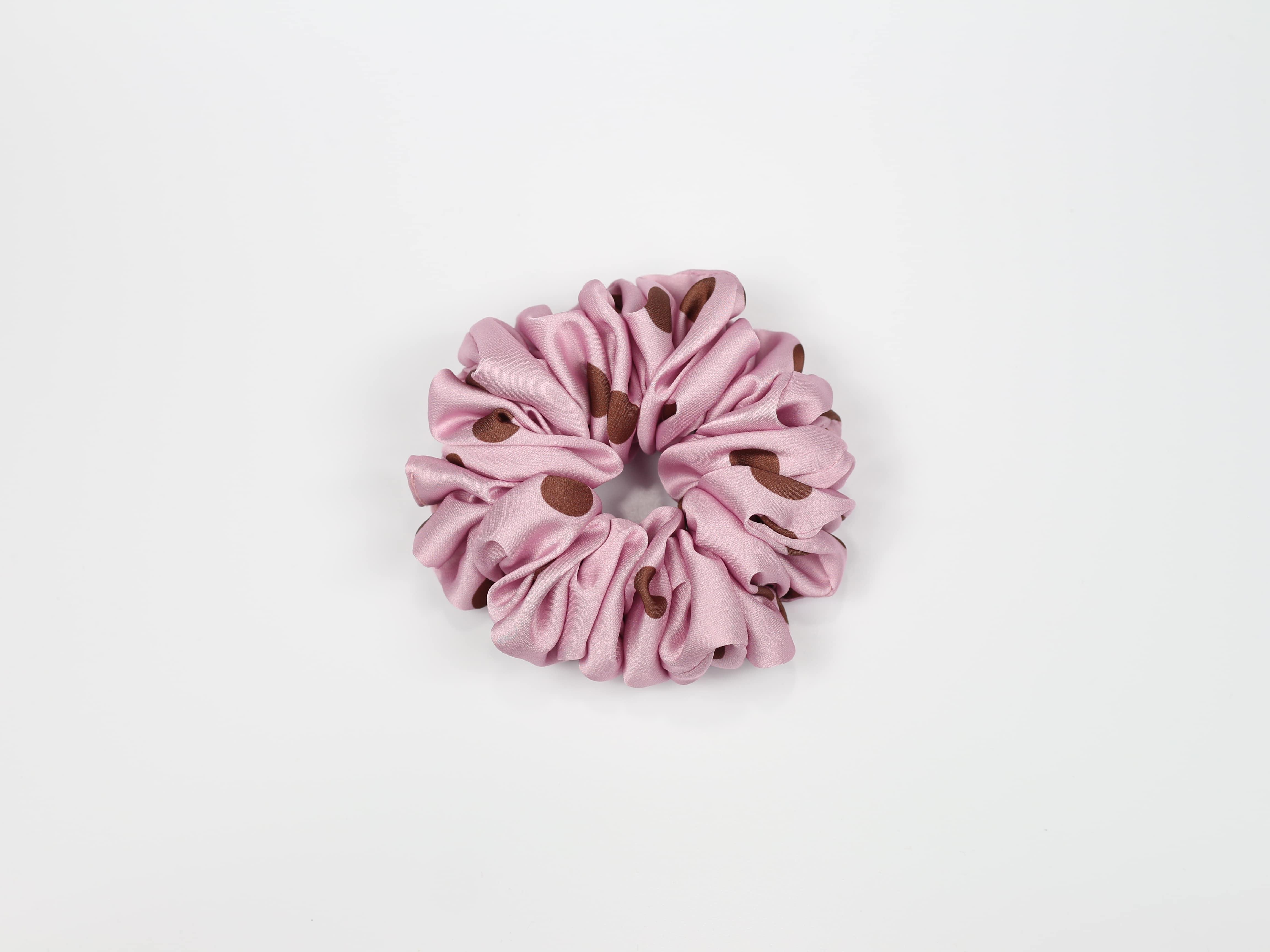 Scrunchie STANDARD - brązowe groszki na różowym tle