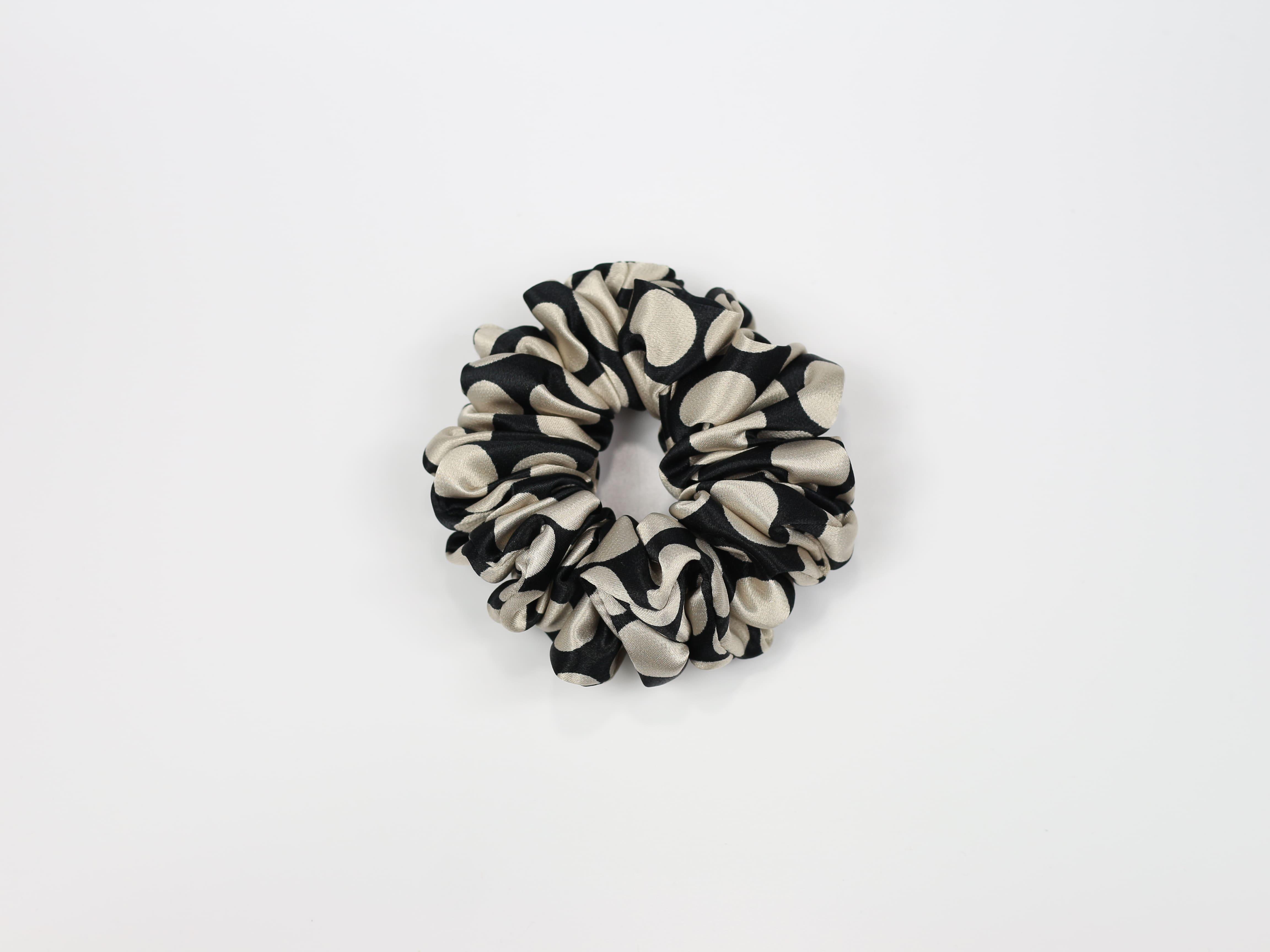 Scrunchie STANDARD - czarna w beżowe grochy