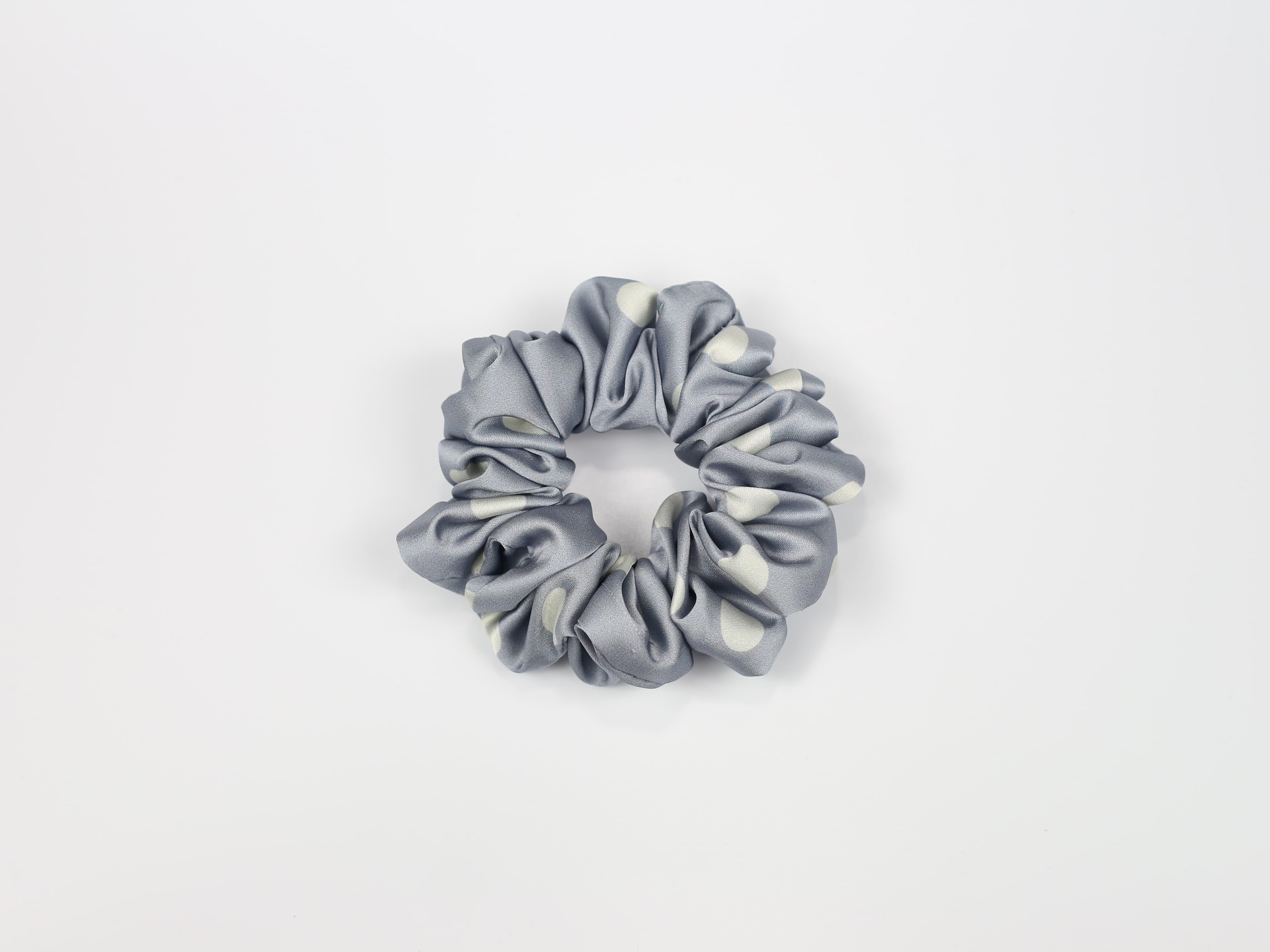 Scrunchie STANDARD- groszki na niebieskim tle