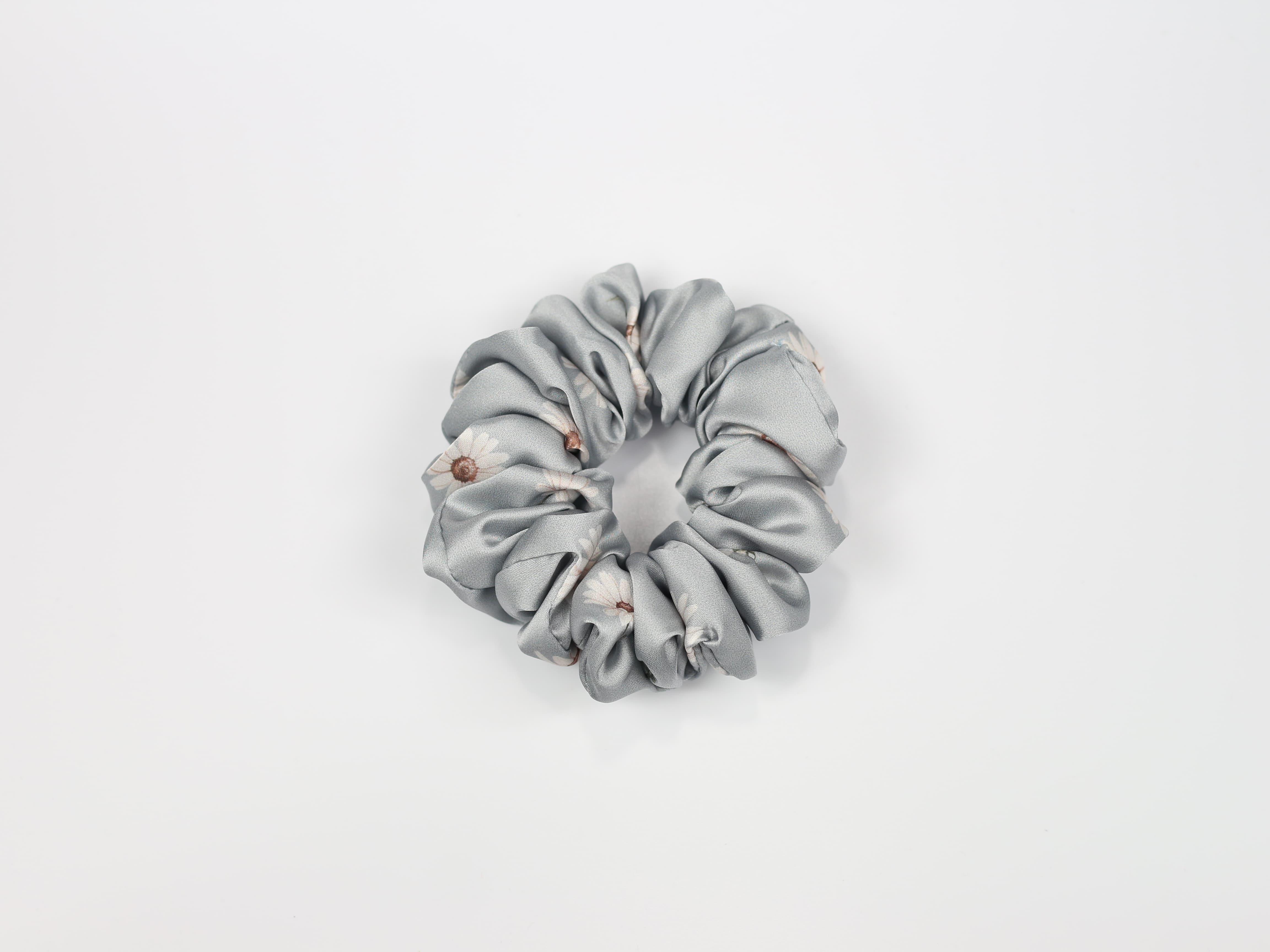 Scrunchie STANDARD - stokrotki na niebieskim tle