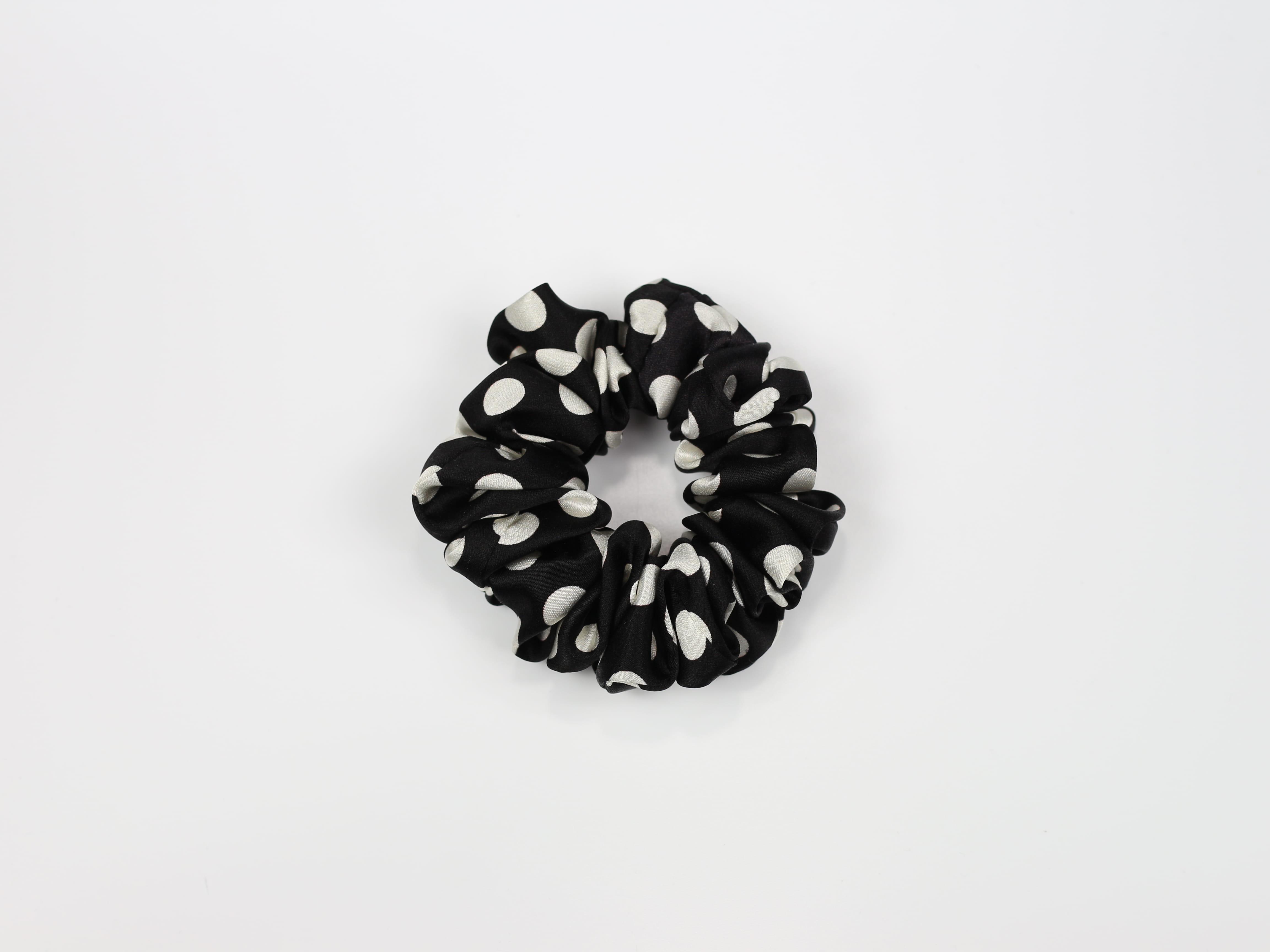 Jedwabna scrunchie STANDARD- czarna w groszki