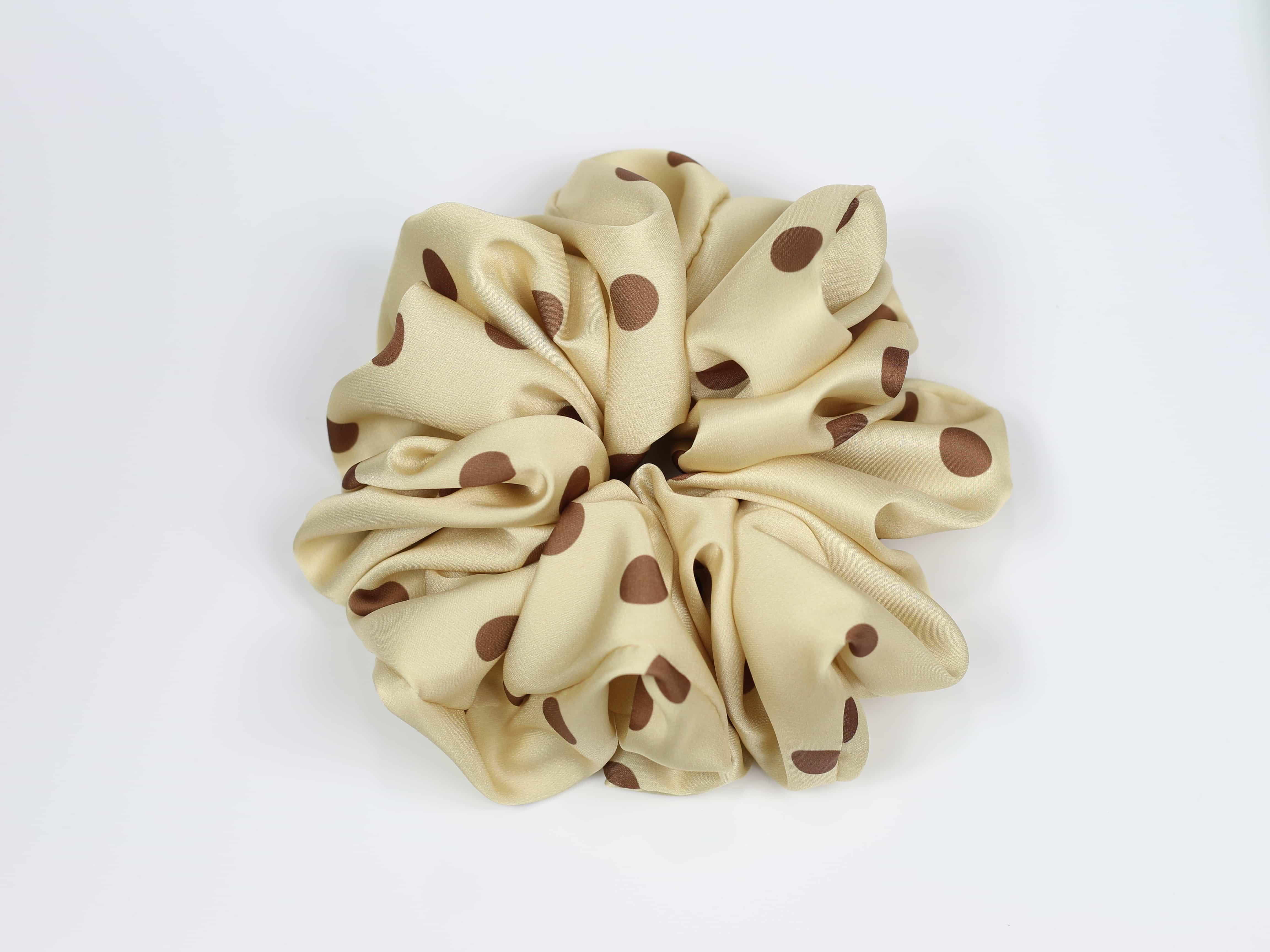Scrunchie ULTRA - brązowe groszki na masełkowym tle