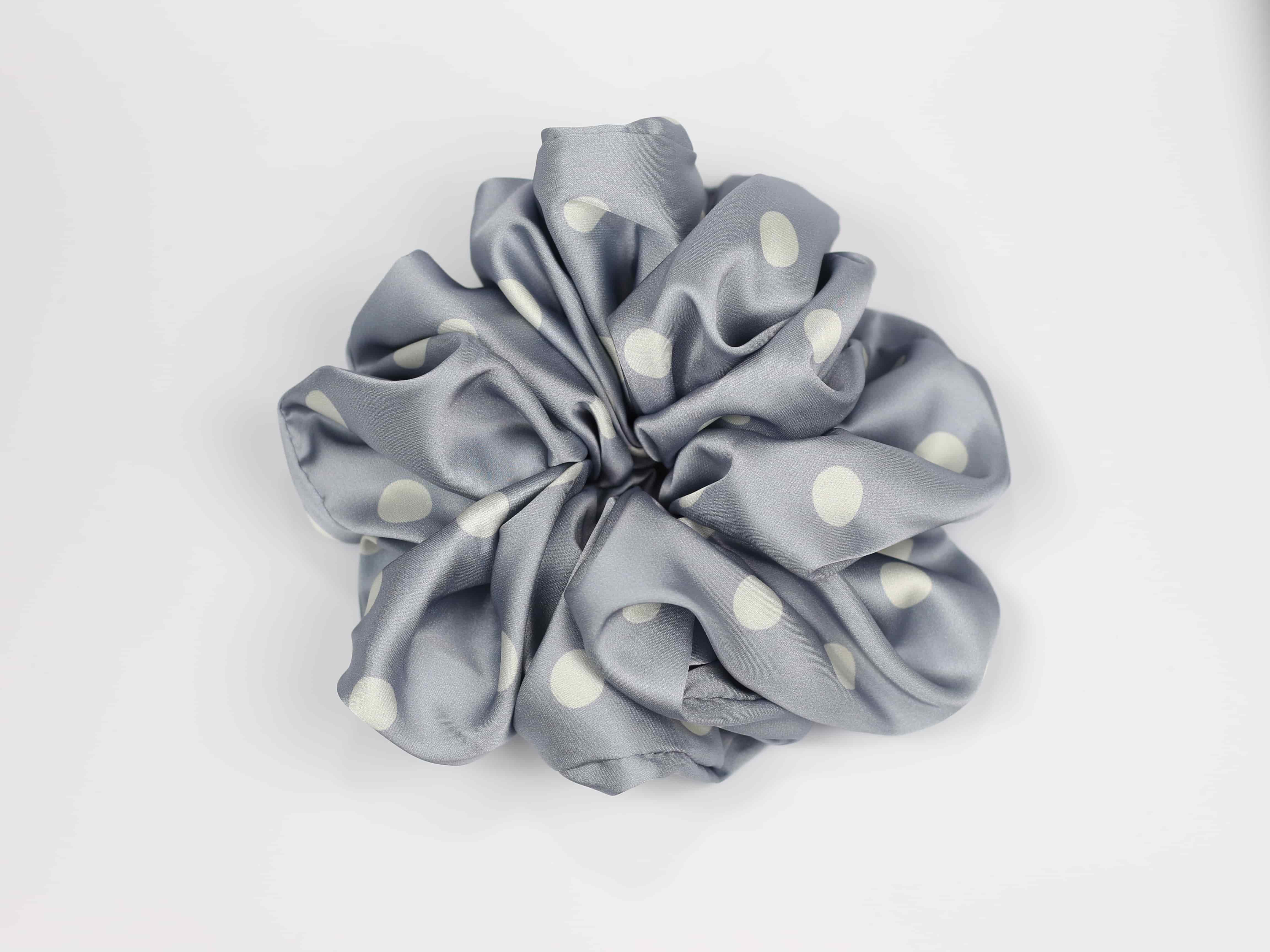 Scrunchie ULTRA - groszki na niebieskim tle