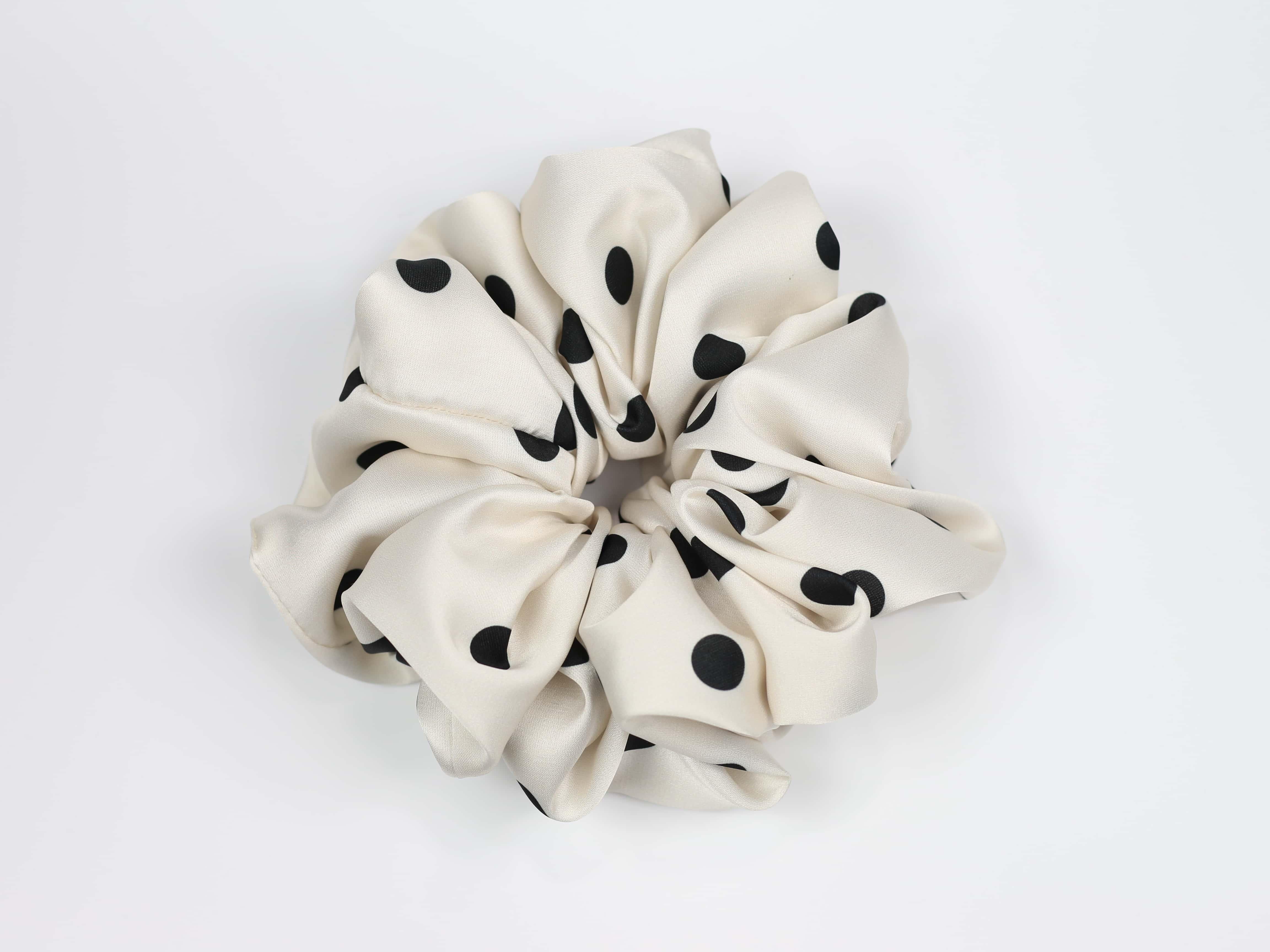 Scrunchie ULTRA - czarne groszki na bialym tle