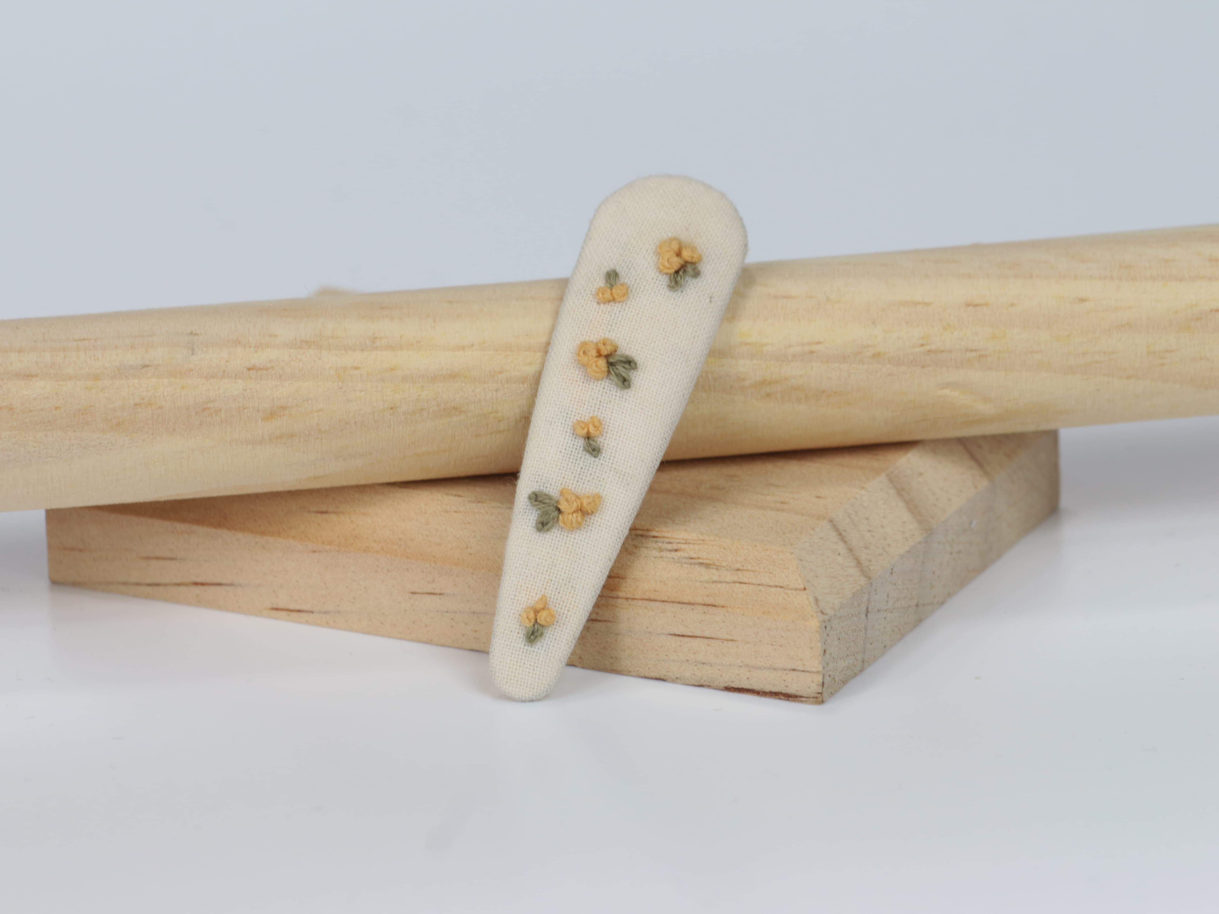 Haftowana spinka w drobne musztardowe kwiatki II