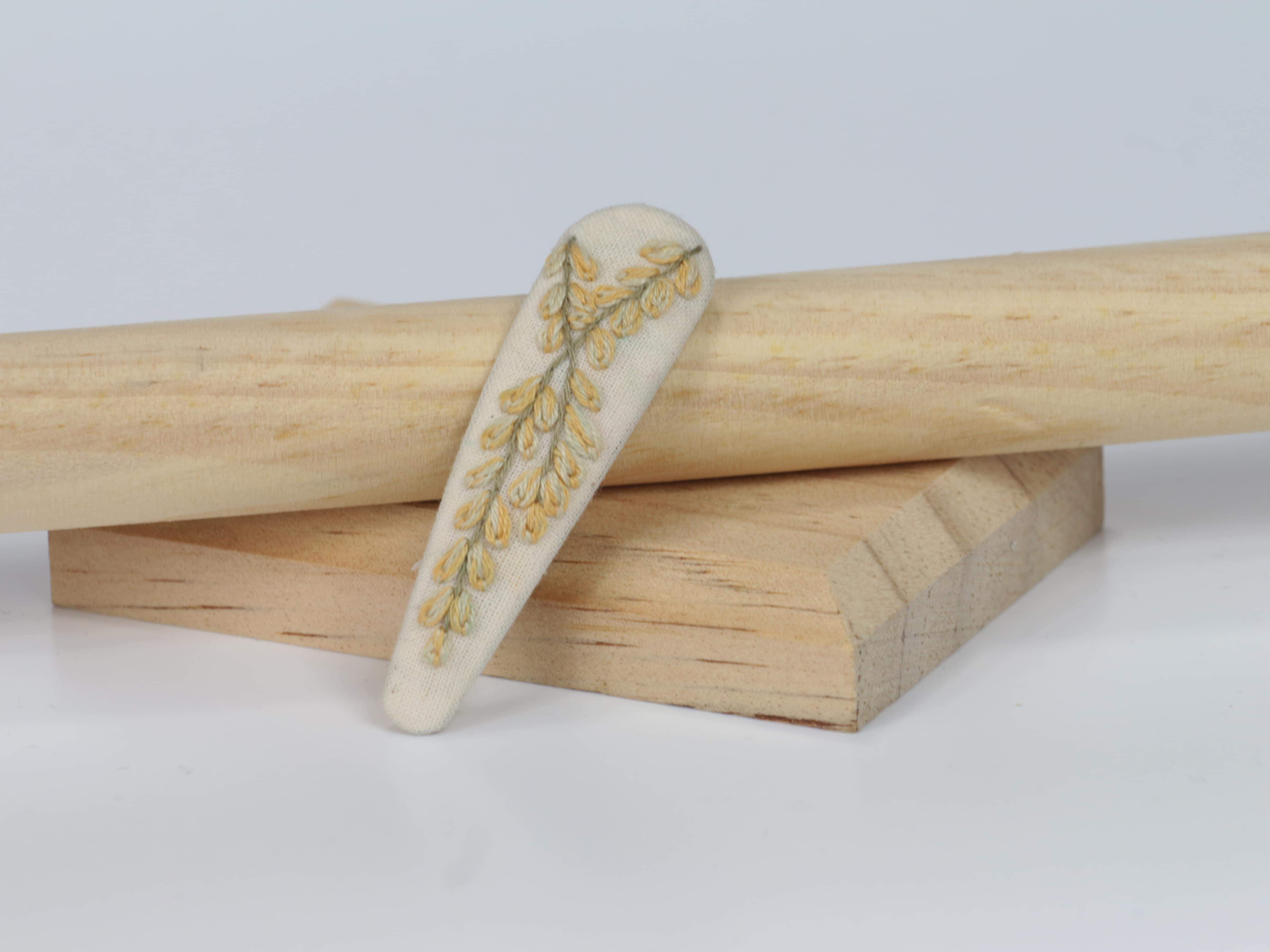 Haftowana spinka w kolorze kremowo-musztardowym