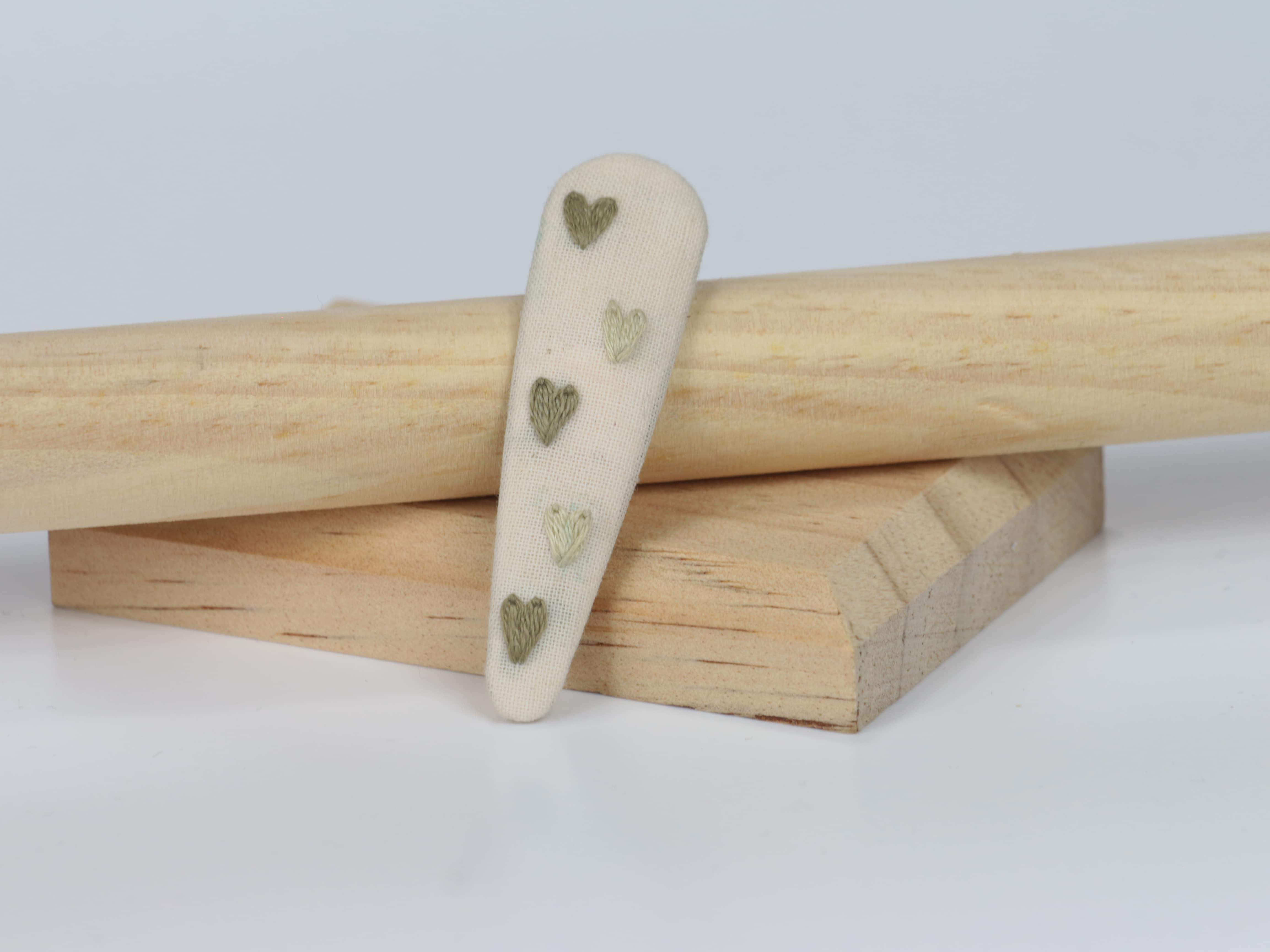 Haftowana spinka serca w kolorze khaki oraz ecru