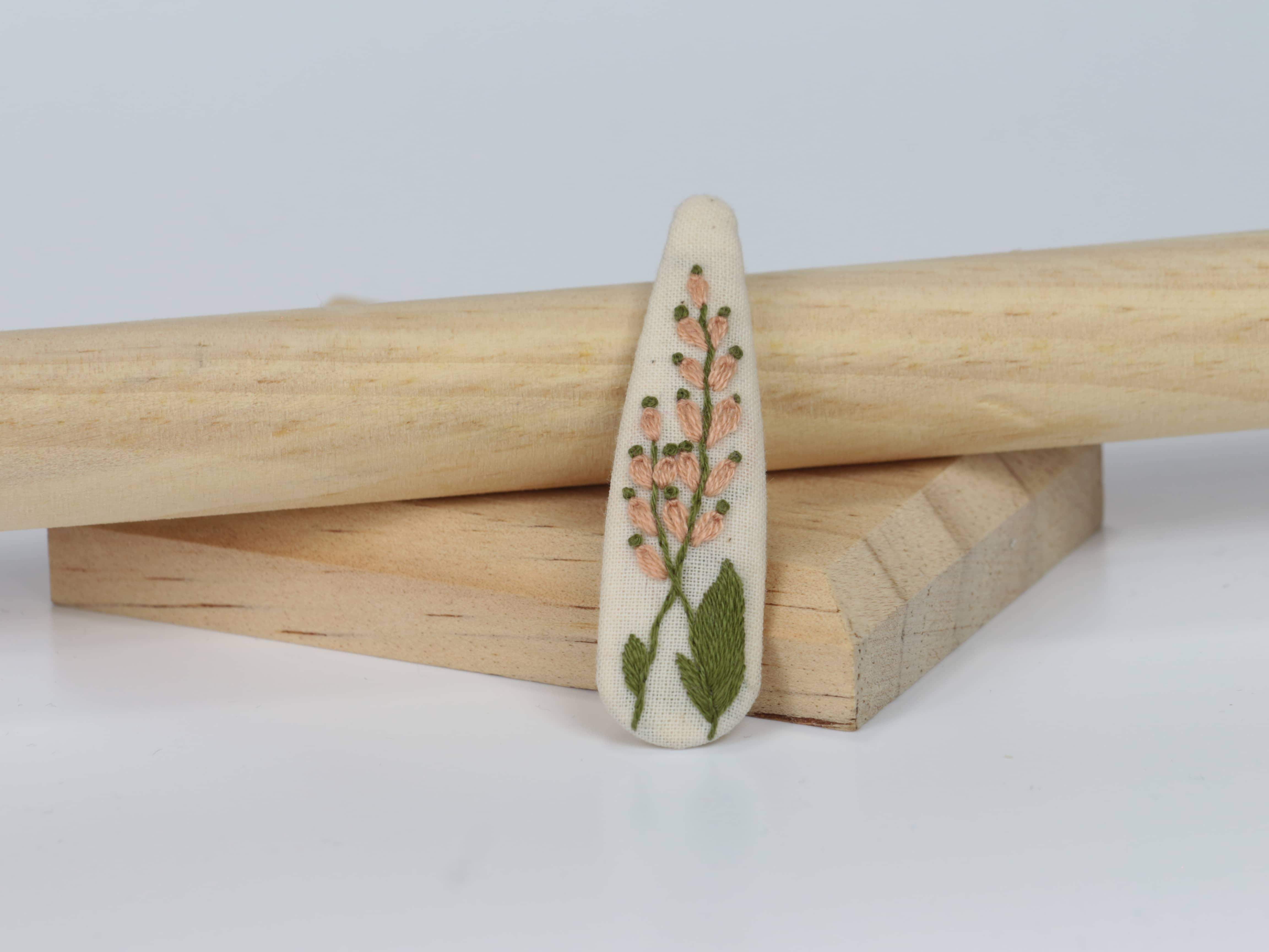 Haftowana spinka z dużym pudrowym kwiatkiem