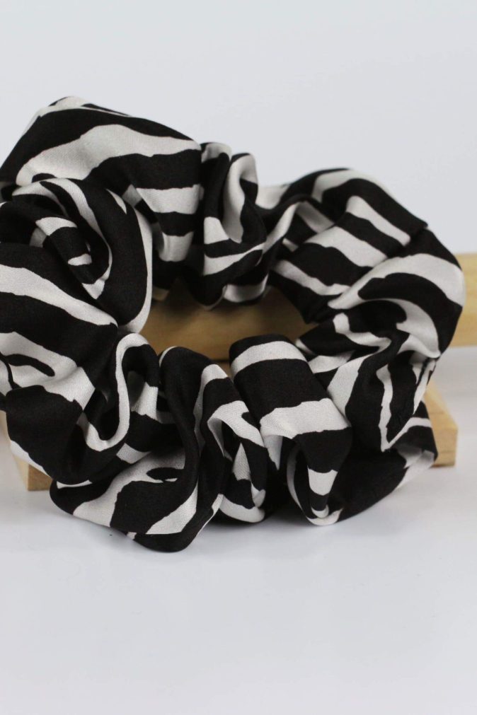 Jedwabna scrunchie MEDIUM - zebra