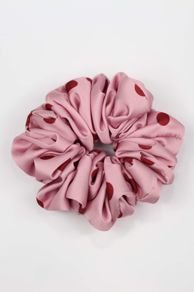 Scrunchie MAXI - bordowe groszki na różowym tle