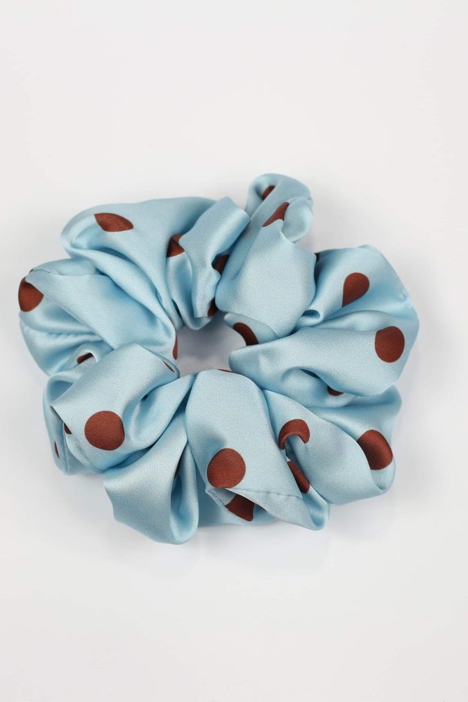 Scrunchie MAXI - brązowe groszki na niebieskim tle