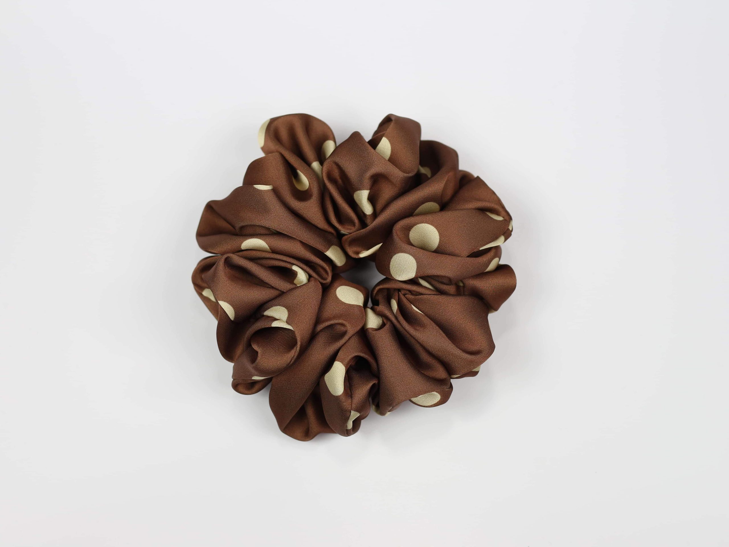 Scrunchie MAXI - masełkowe groszki na brązowym tle