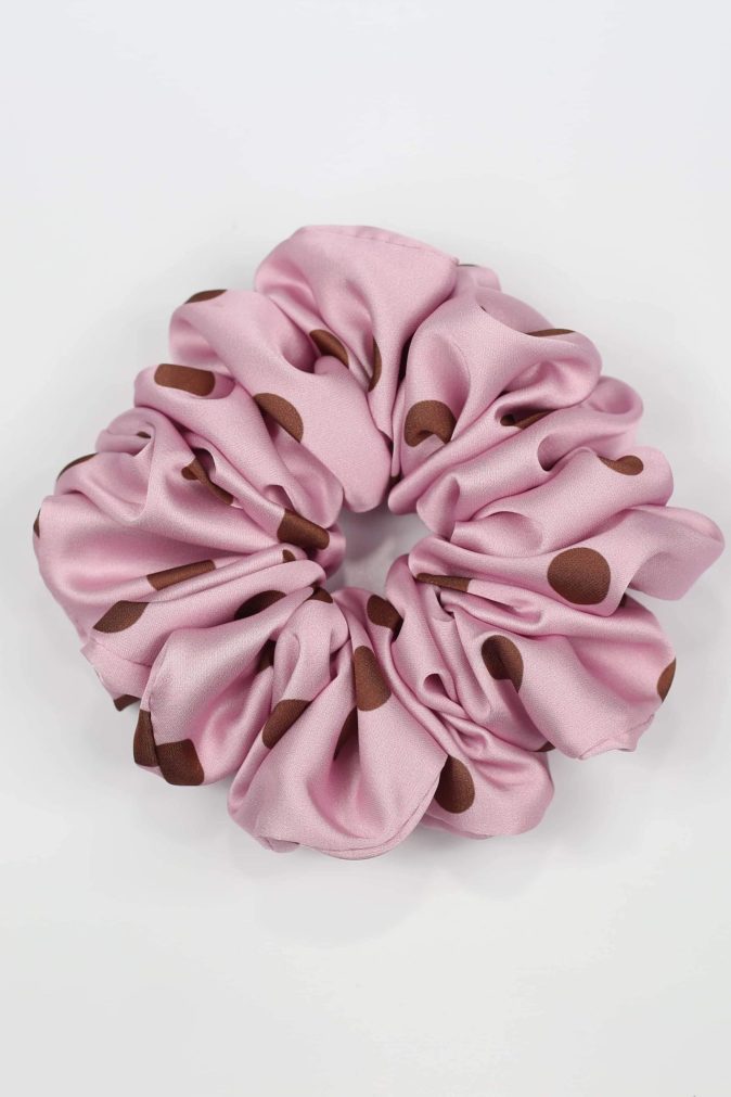 Scrunchie MAXI - brązowe groszki na różowym tle