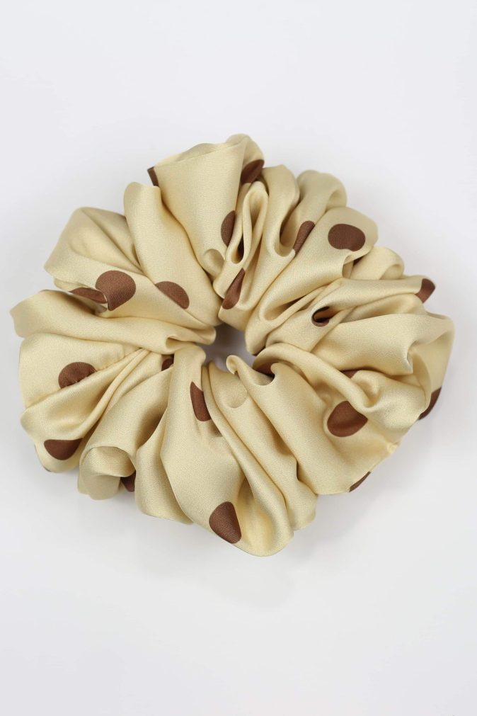 Scrunchie MAXI - brązowe groszki na masełkowym tle