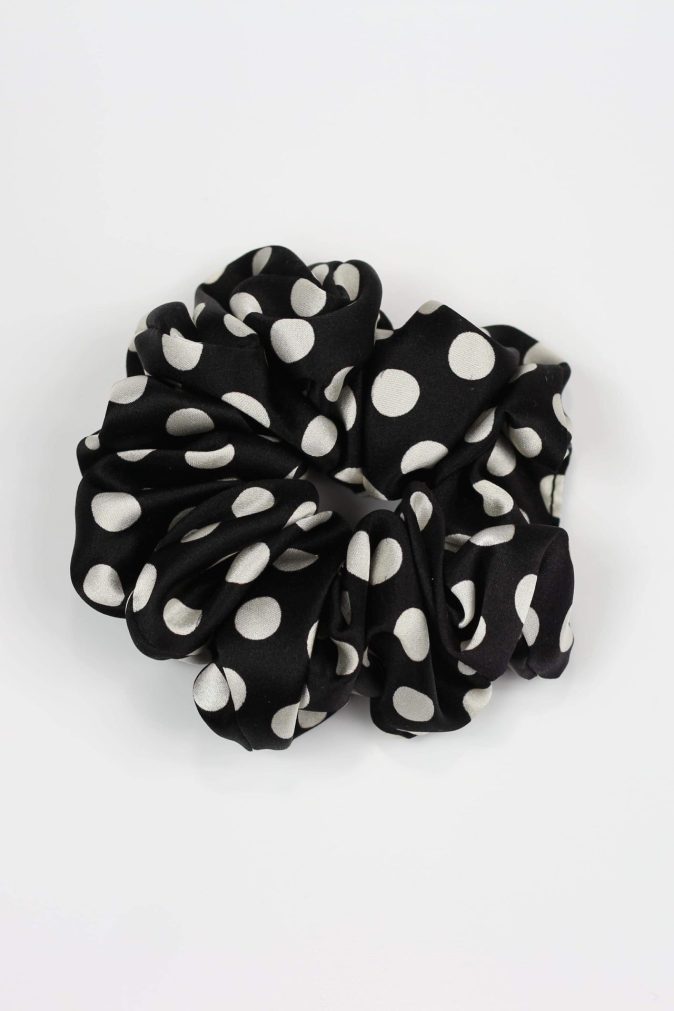 Jedwabna scrunchie MAXI - czarna w groszki