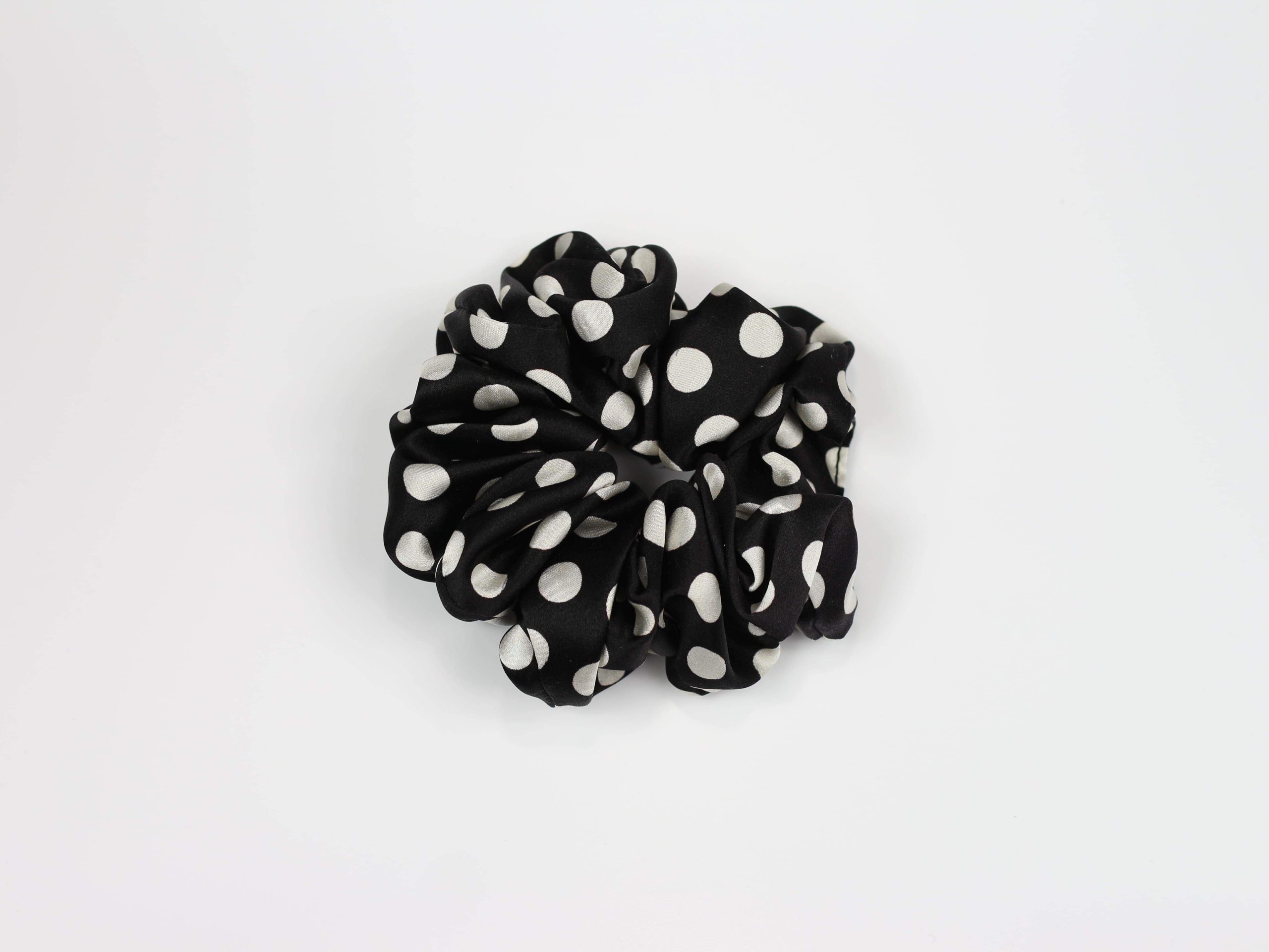 Jedwabna scrunchie MAXI - czarna w groszki