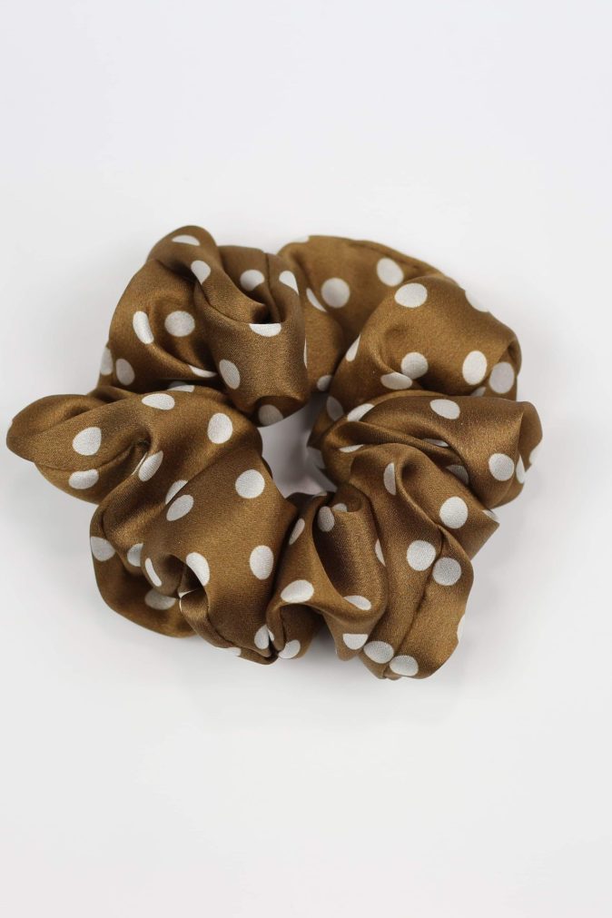 Jedwabna scrunchie MAXI - karmelowa w groszki