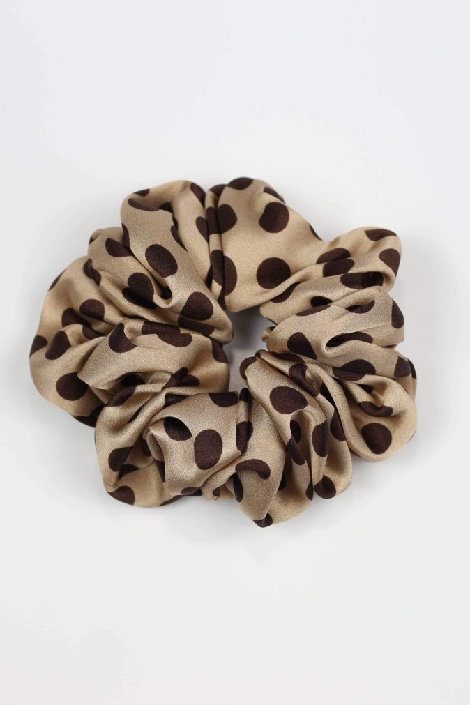 Jedwabna scrunchie MAXI - latte w czekoladowe groszki