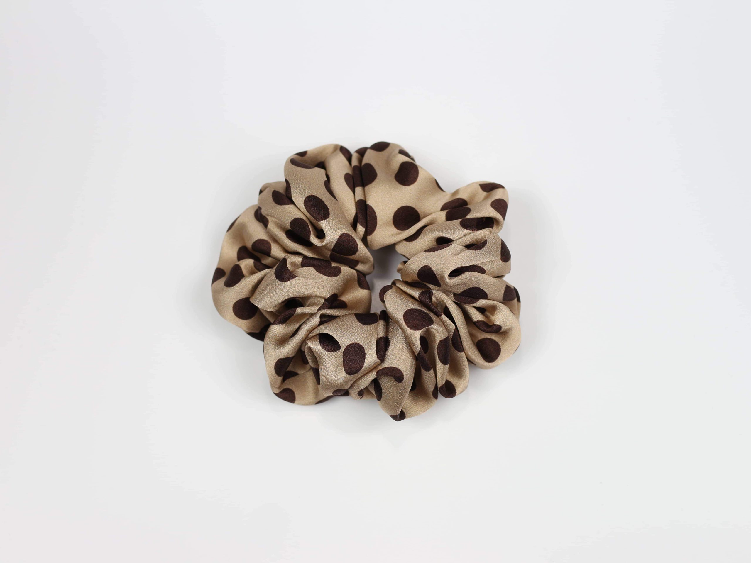 Jedwabna scrunchie MAXI - latte w czekoladowe groszki