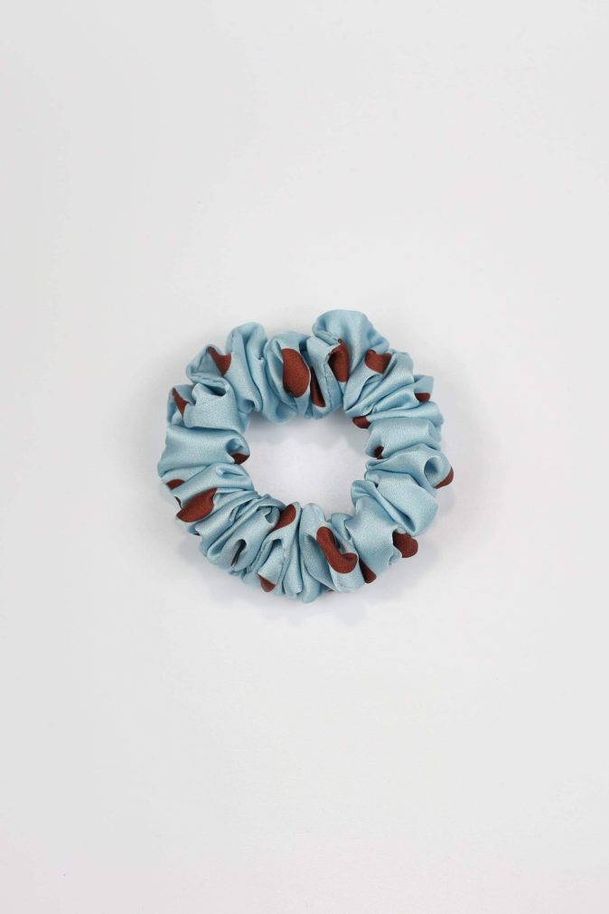 Scrunchie MINI - brązowe groszki na niebieskim tle