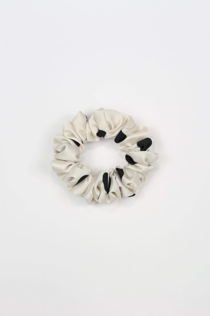 Scrunchie MINI - czarne groszki na białym tle