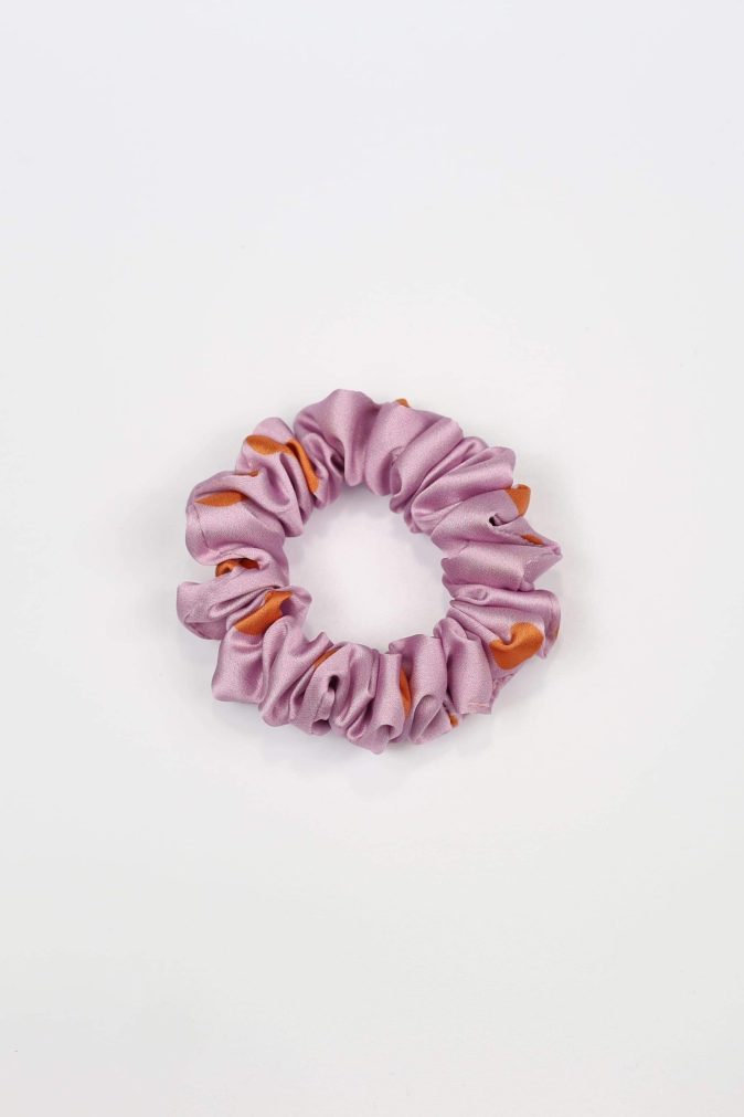 Scrunchie MINI - pomarańczowe groszki na różowym tle