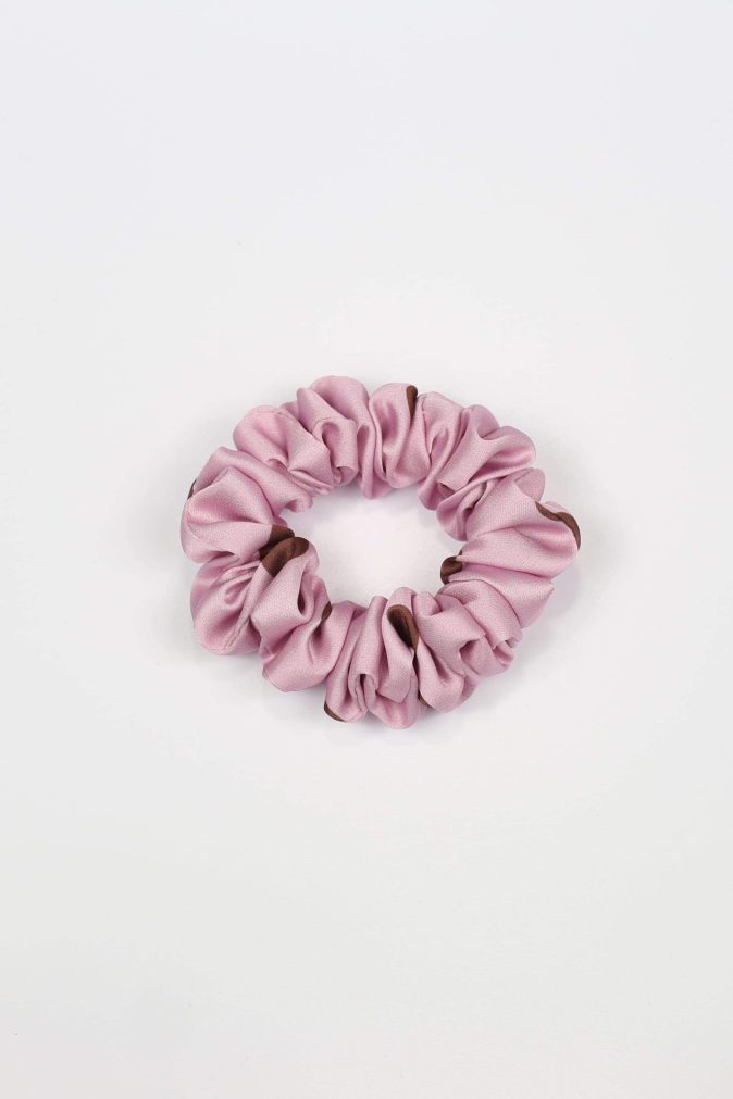 Scrunchie MINI - brązowe groszki na różowym tle