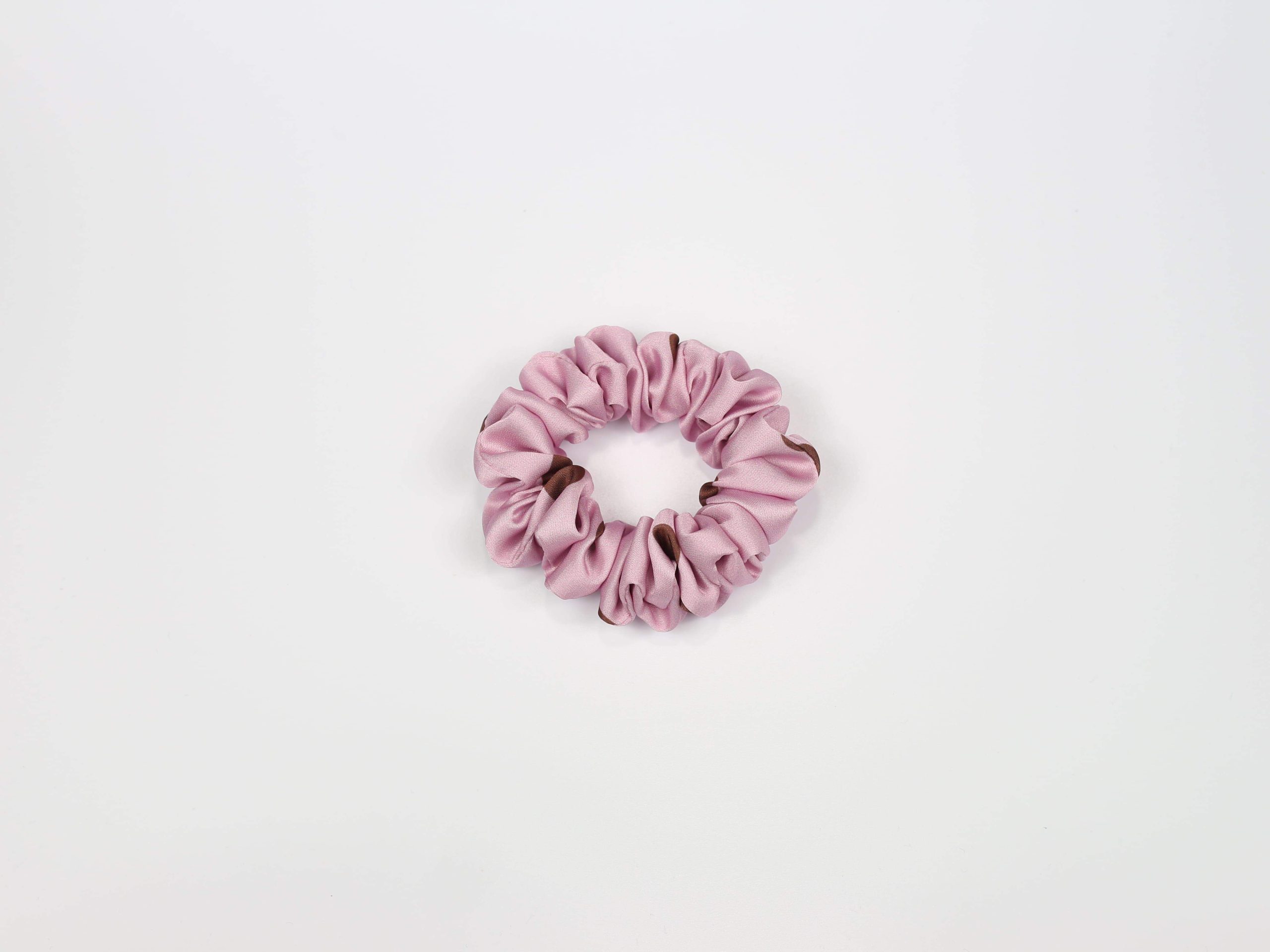 Scrunchie MINI - brązowe groszki na różowym tle