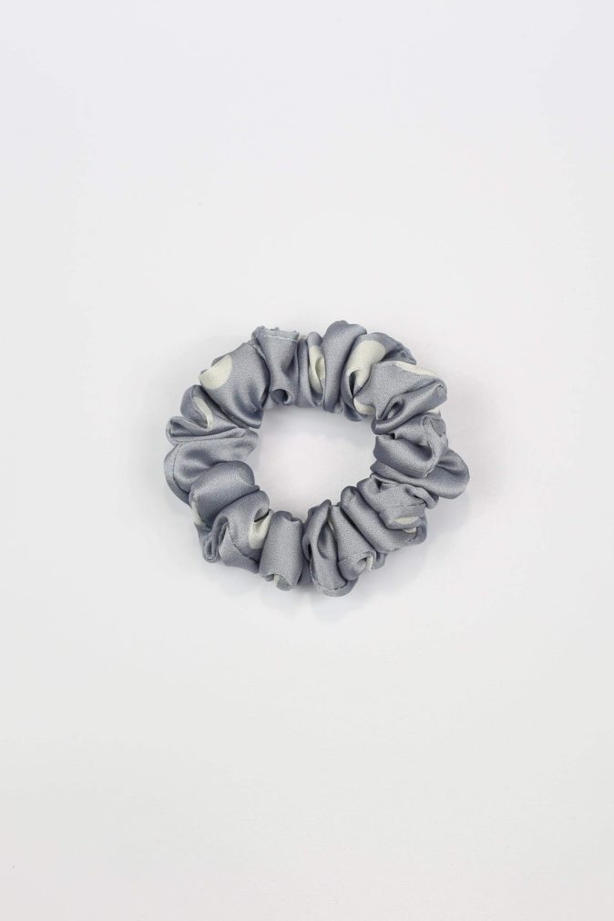 Scrunchie MINI - groszki na niebieskim tle