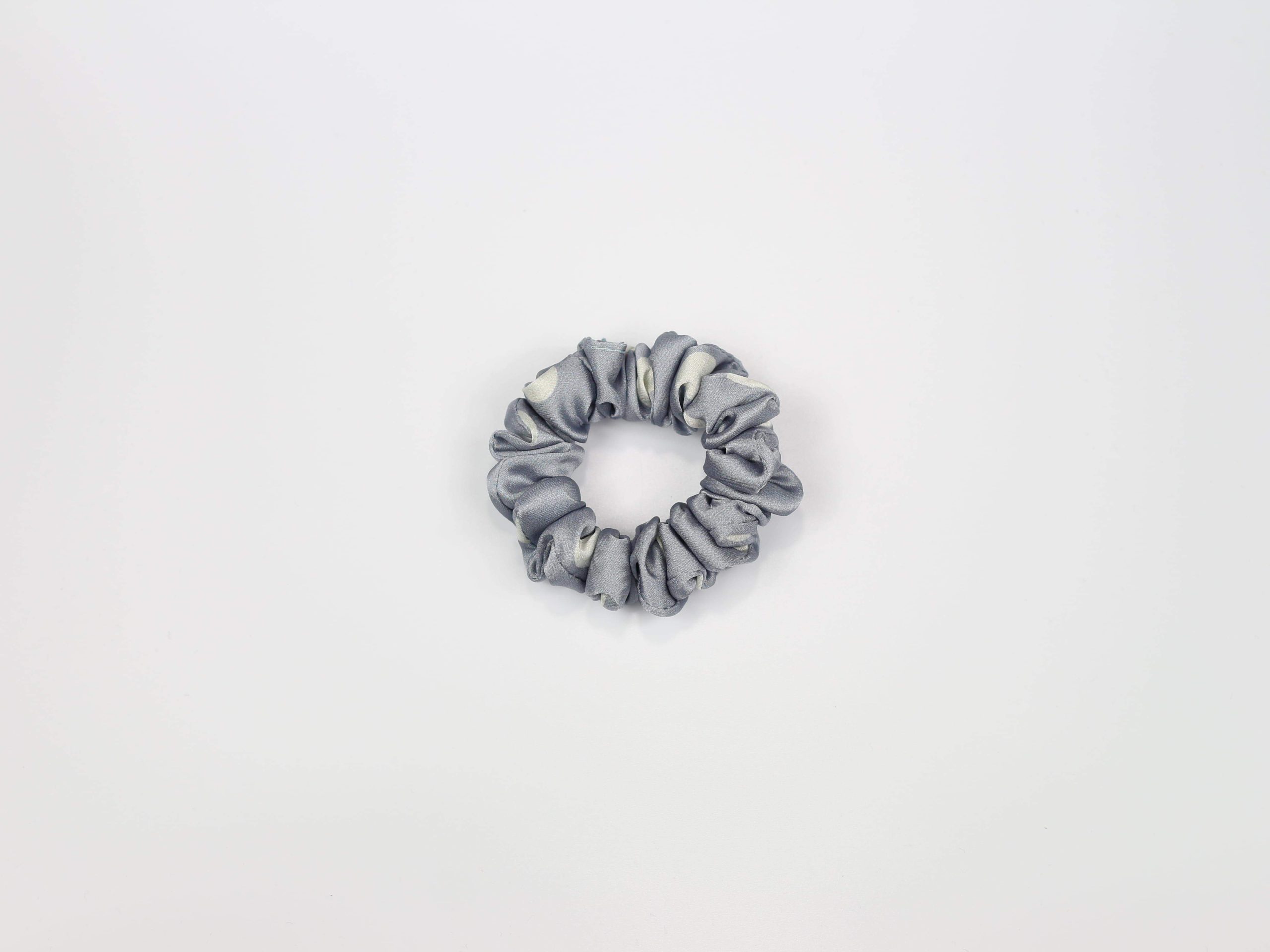 Scrunchie MINI - groszki na niebieskim tle