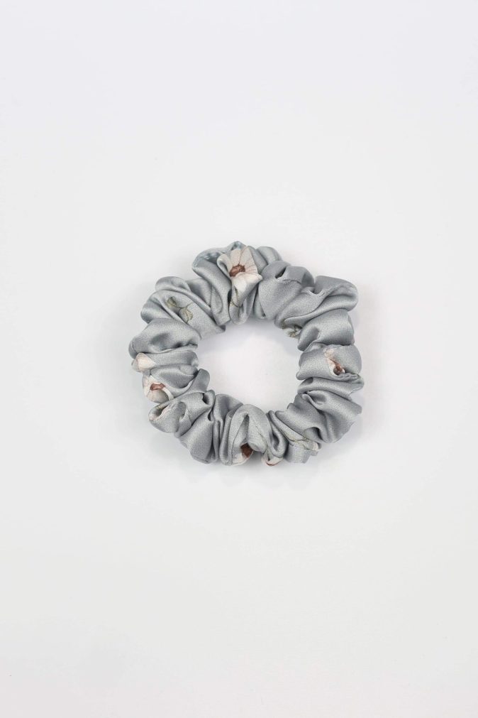 Scrunchie MINI -  stokrotki na niebieskim tle