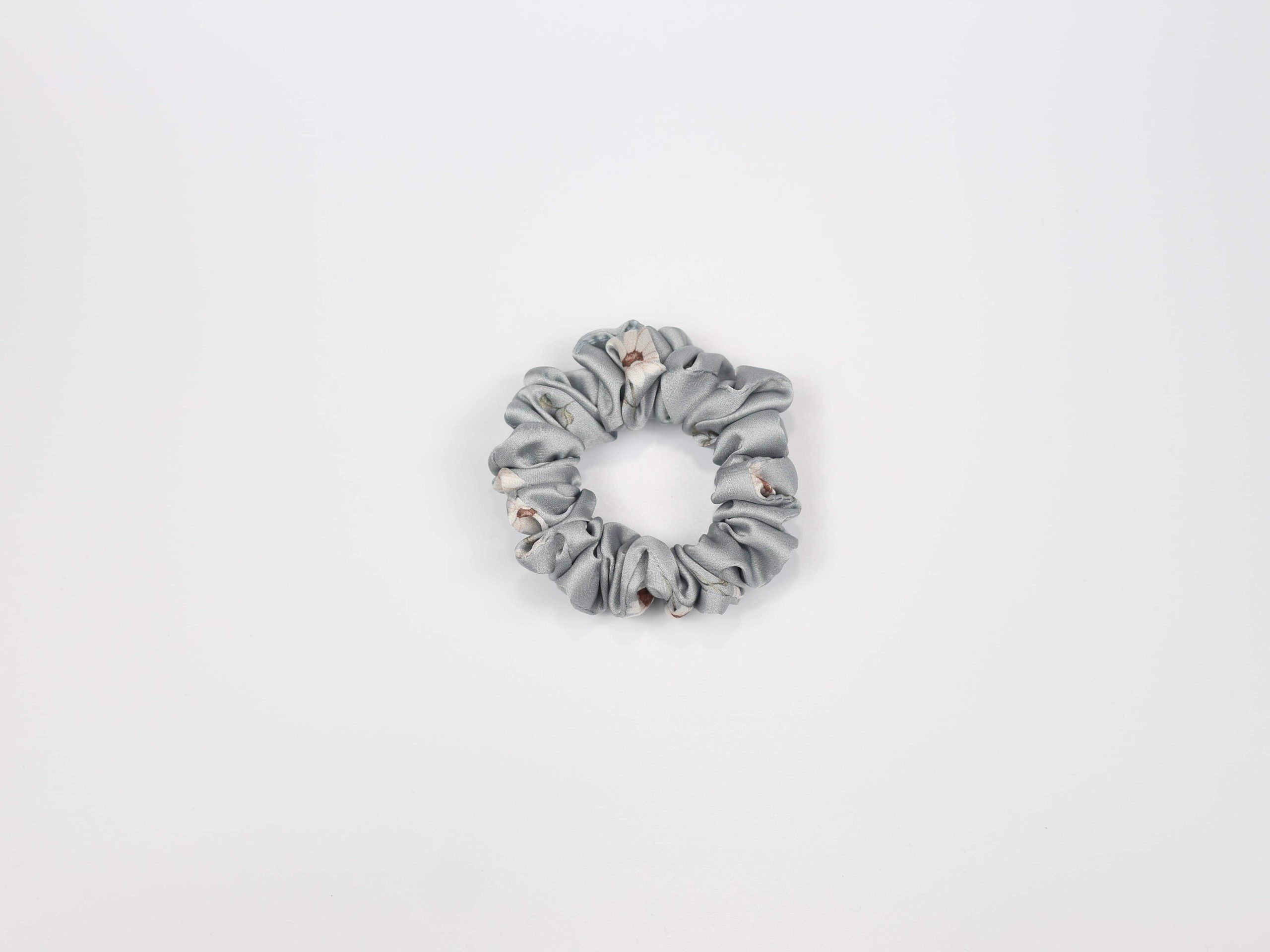 Scrunchie MINI - stokrotki na niebieskim tle