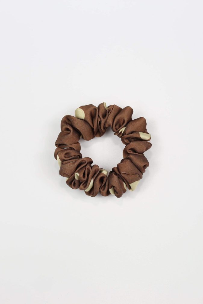 Scrunchie MINI - masełkowe groszki na brązowym tle