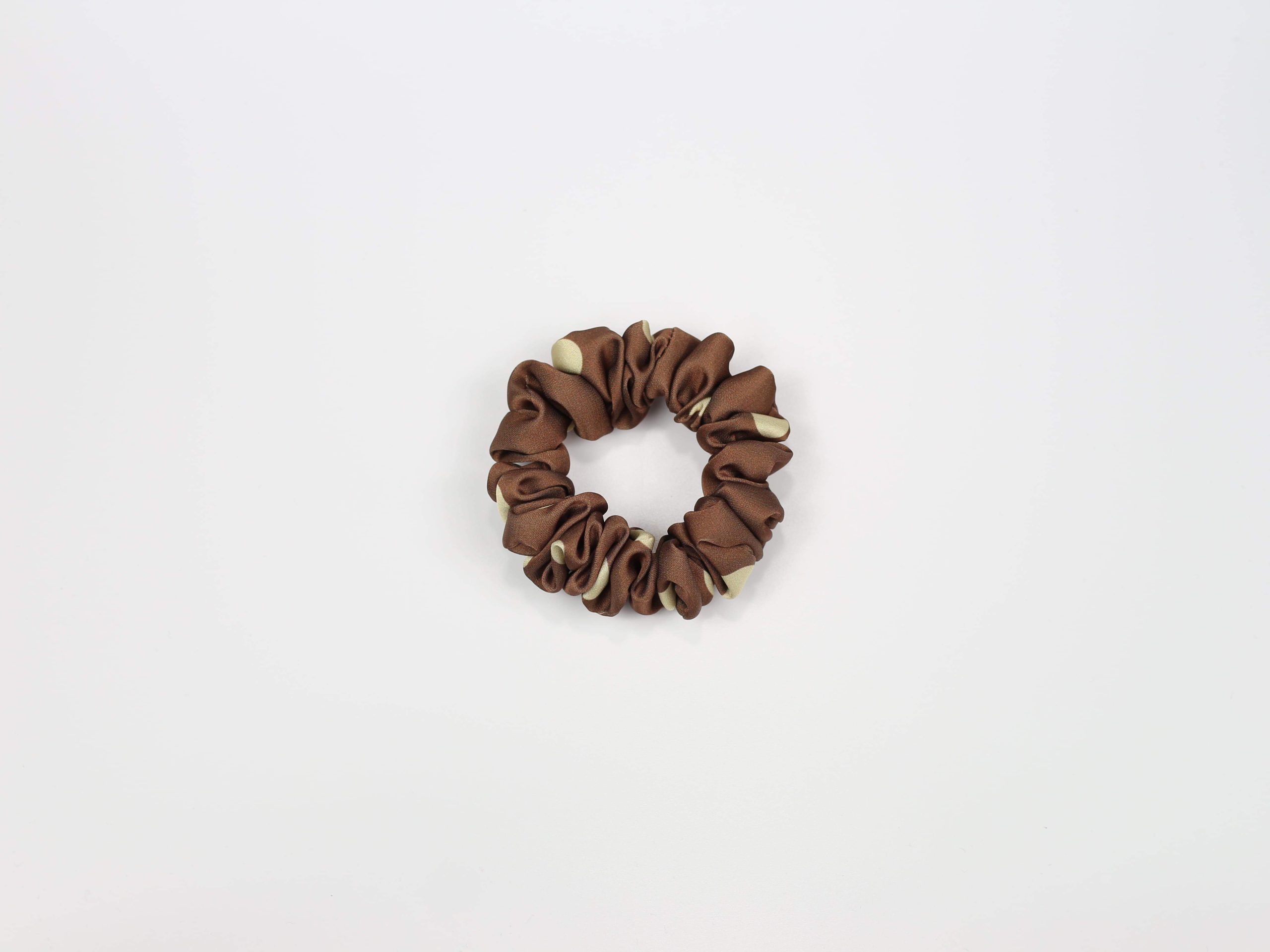 Scrunchie MINI - masełkowe groszki na brązowym tle
