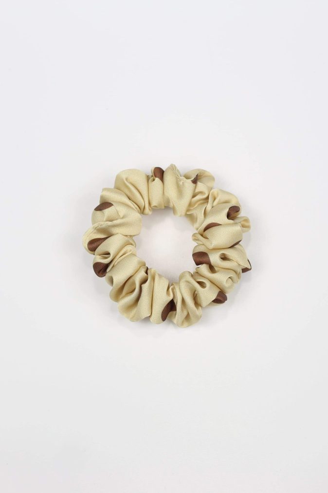 Scrunchie MINI - brązowe groszki na masełkowym tle