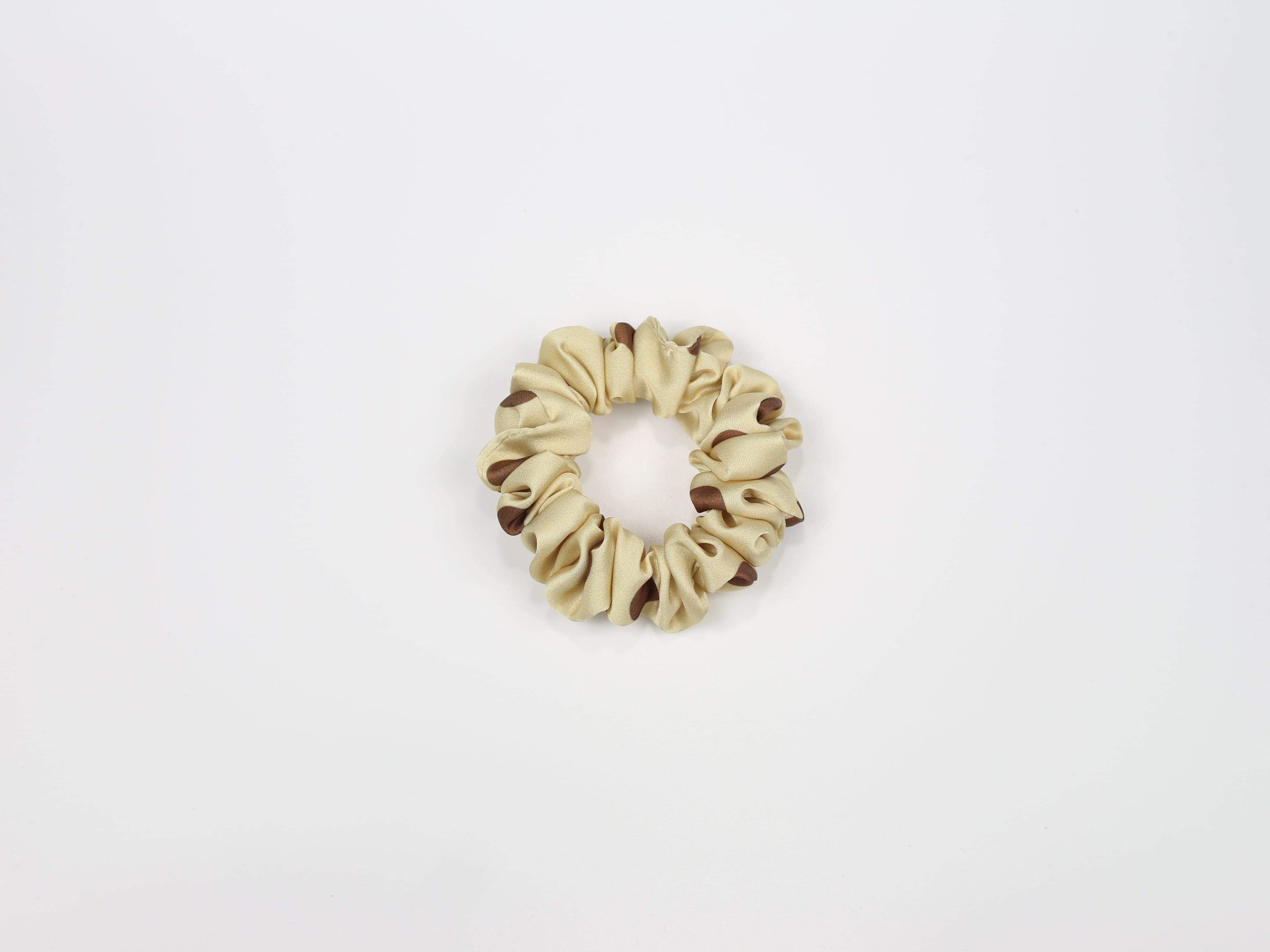 Scrunchie MINI - brązowe groszki na masełkowym tle