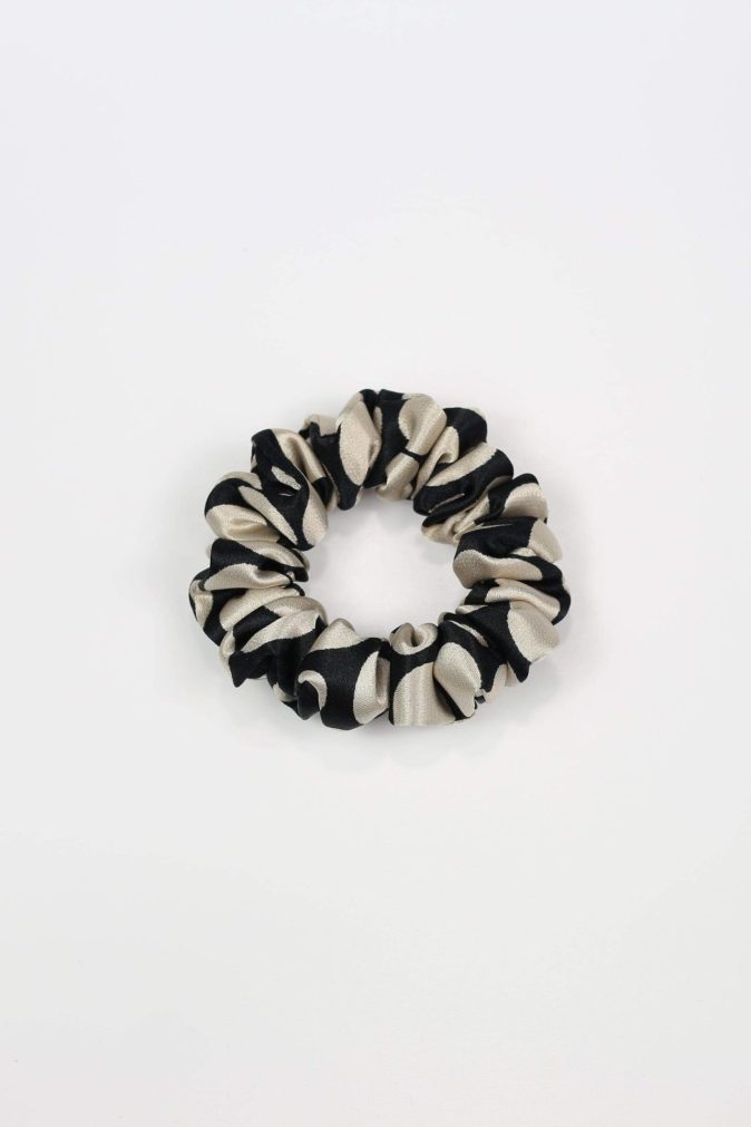 Scrunchie MINI - czarna w beżowe groszki