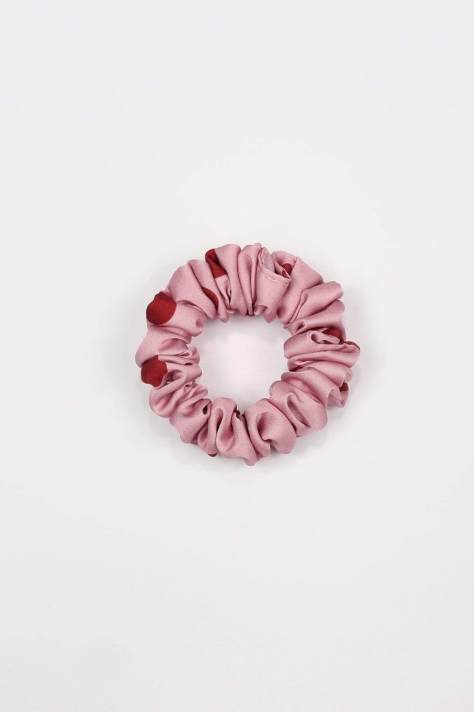 Scrunchie MINI - bordowe groszki na różowym tle