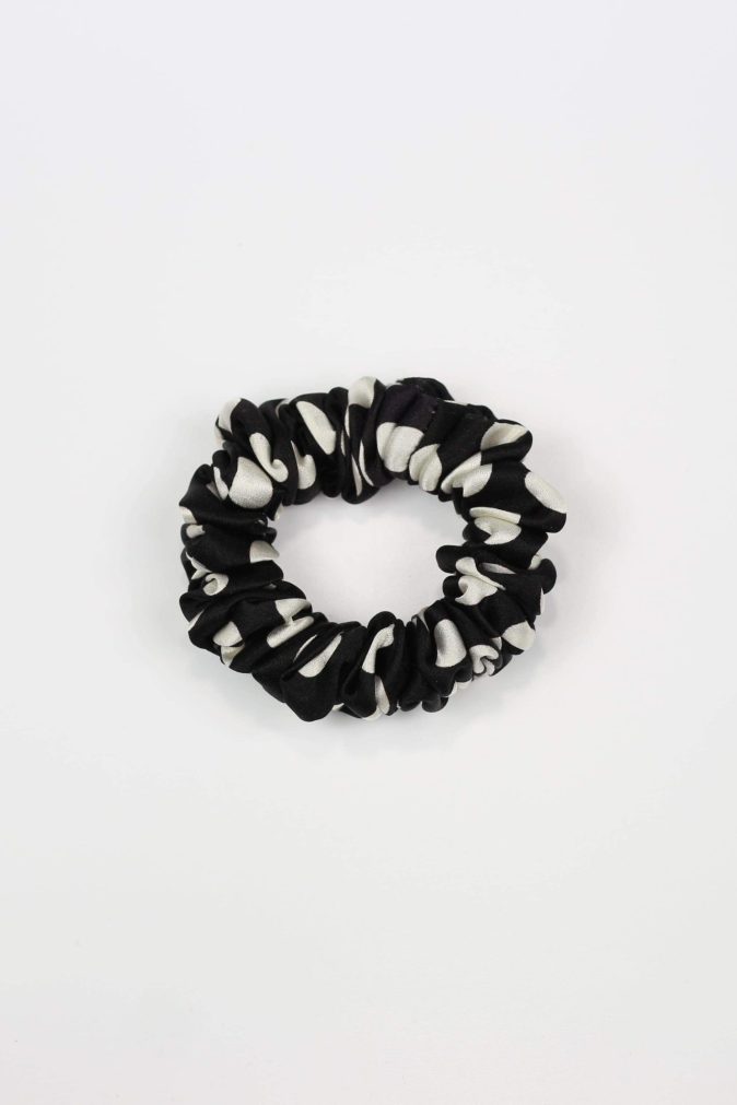 Jedwabna scrunchie MINI - czarna w groszki