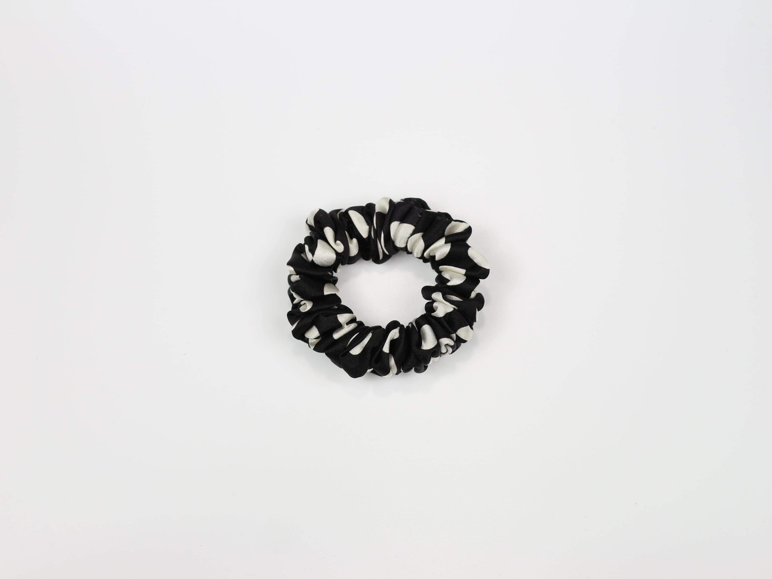 Jedwabna scrunchie MINI - czarna w groszki