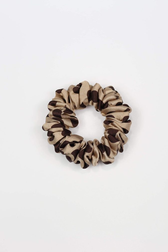 Jedwabna scrunchie MINI - latte w czekoladowe groszki