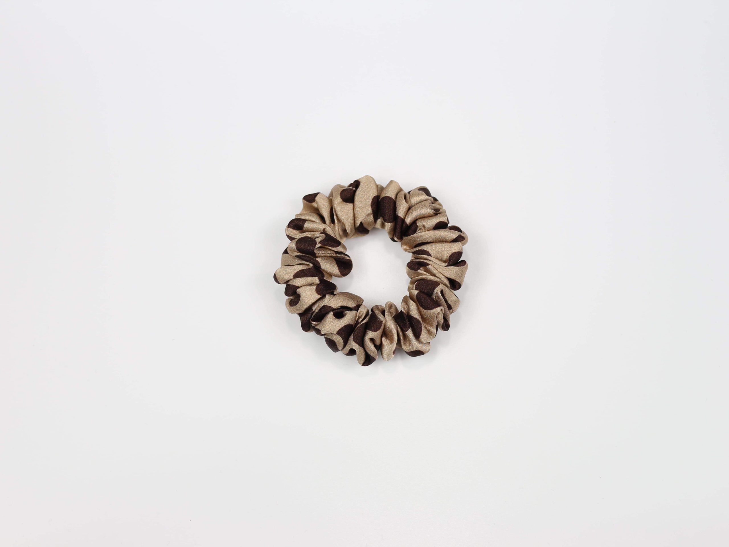 Jedwabna scrunchie MINI - latte w czekoladowe groszki