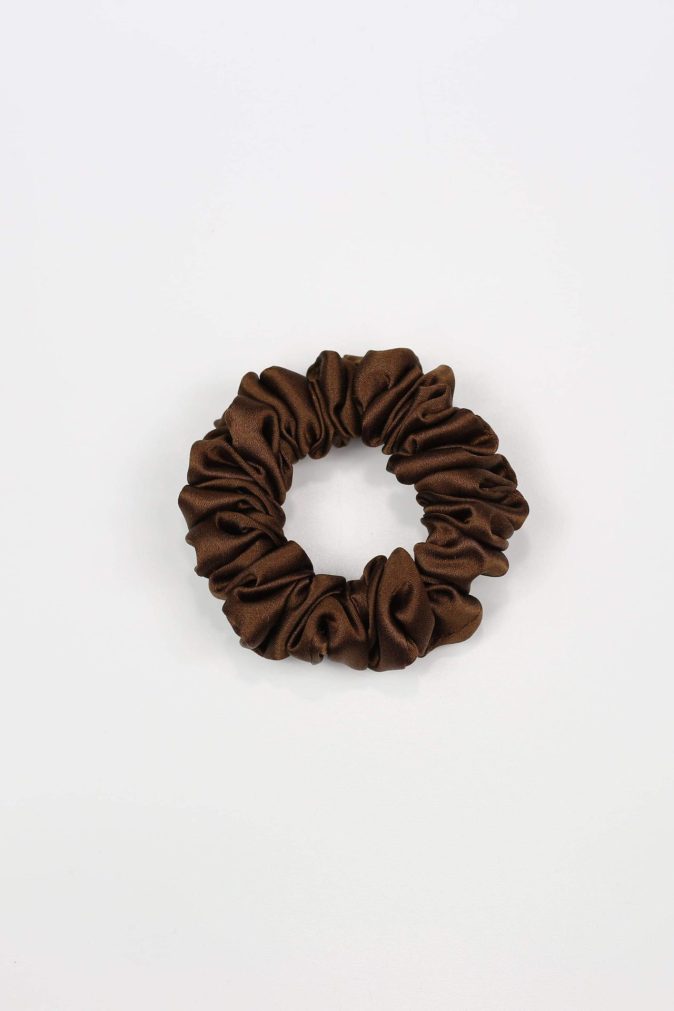 Jedwabna scrunchie MINI - brązowa