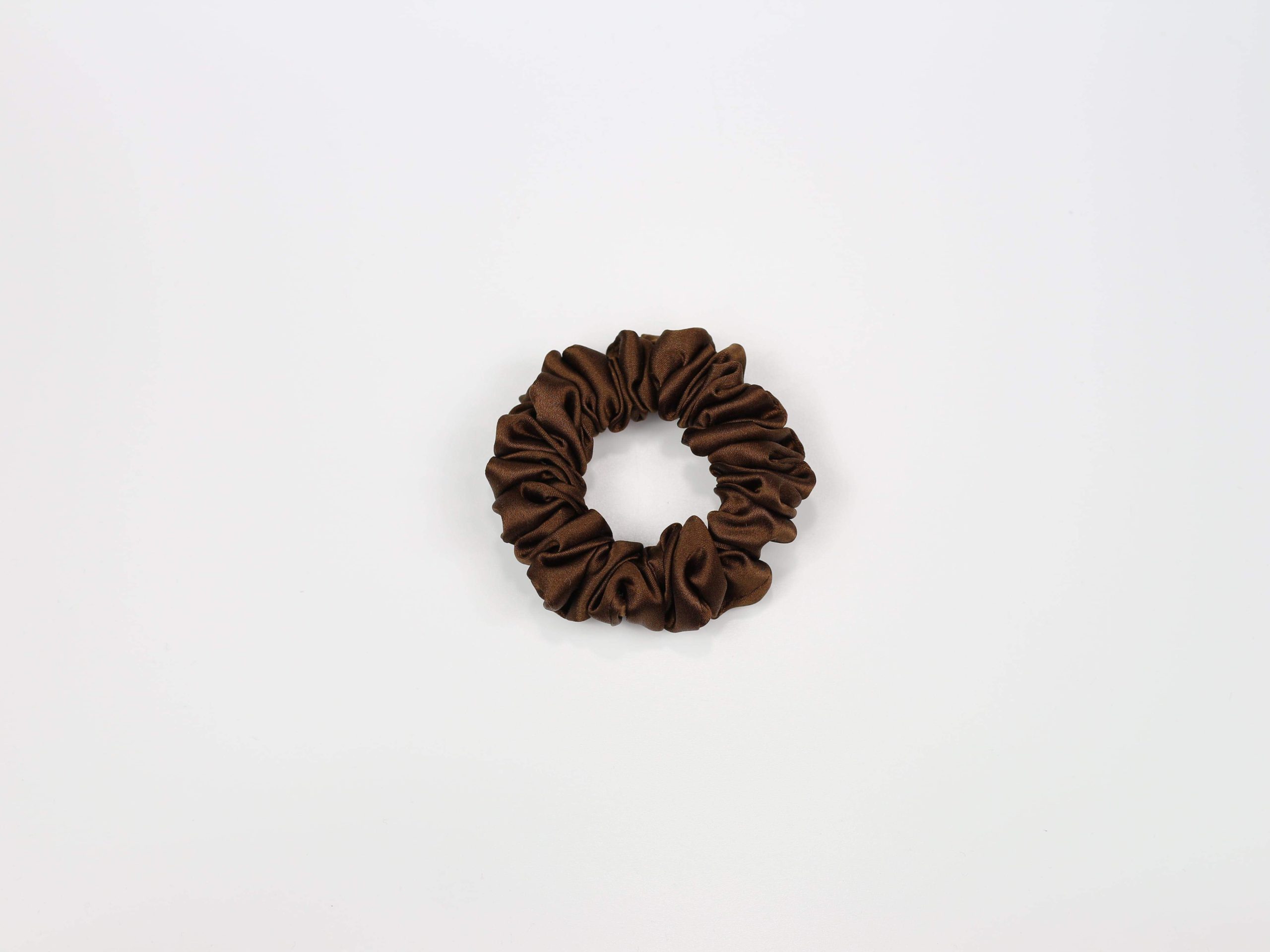 Jedwabna scrunchie MINI - brązowa