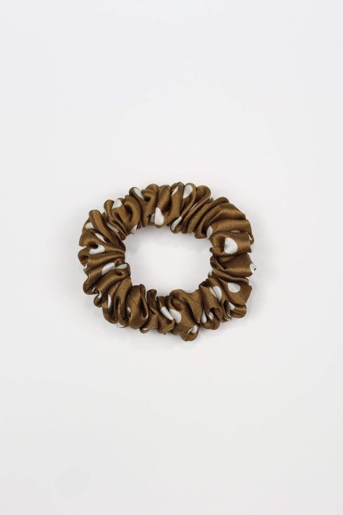 Jedwabna scrunchie MINI - karmelowa w groszki