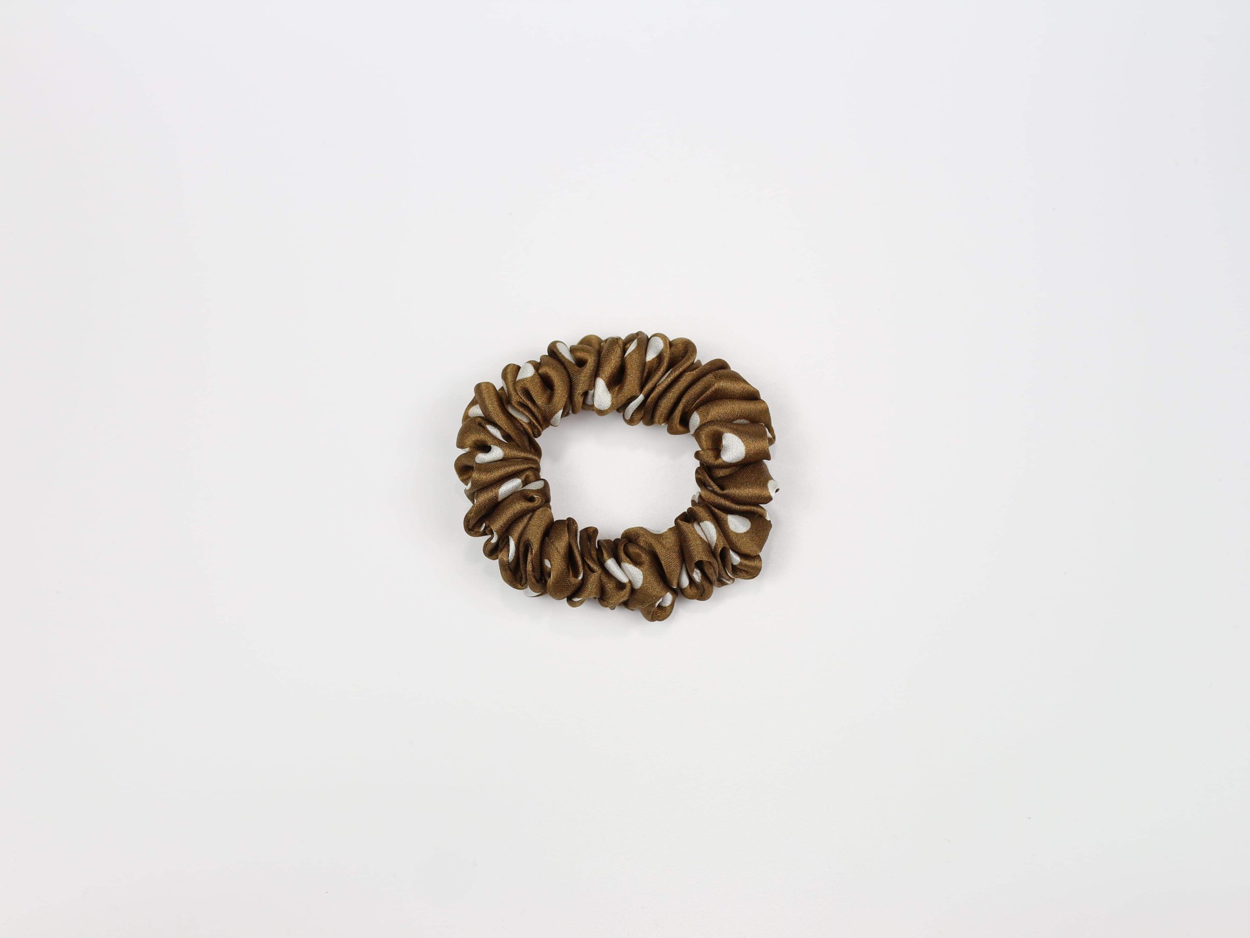Jedwabna scrunchie MINI - karmelowa w groszki
