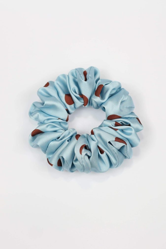 Scrunchie STANDARD - brązowe groszki na niebieskim tle