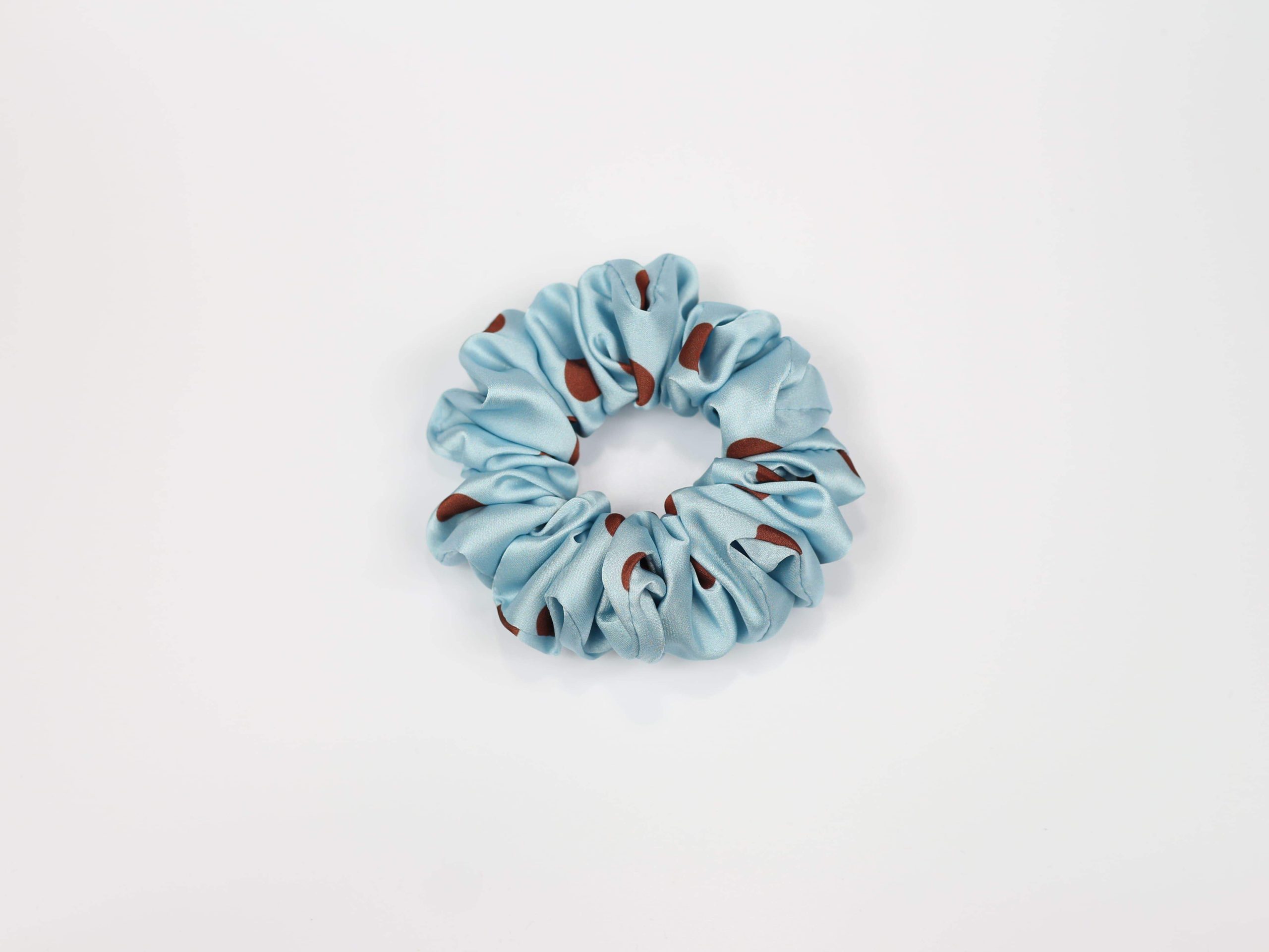 Scrunchie STANDARD - brązowe groszki na niebieskim tle