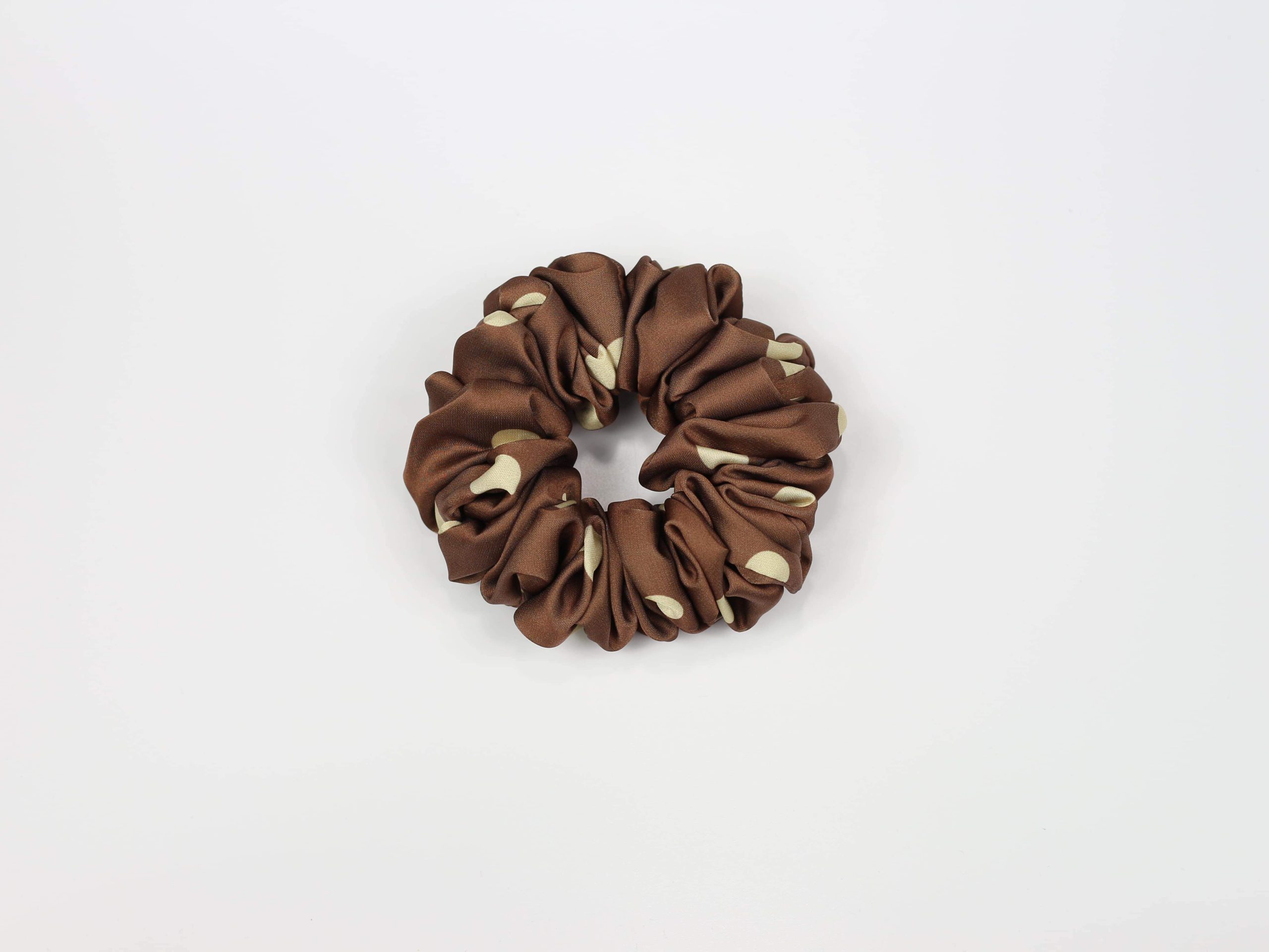 Scrunchie STANDARD - masełkowe groszki na brązowym tle