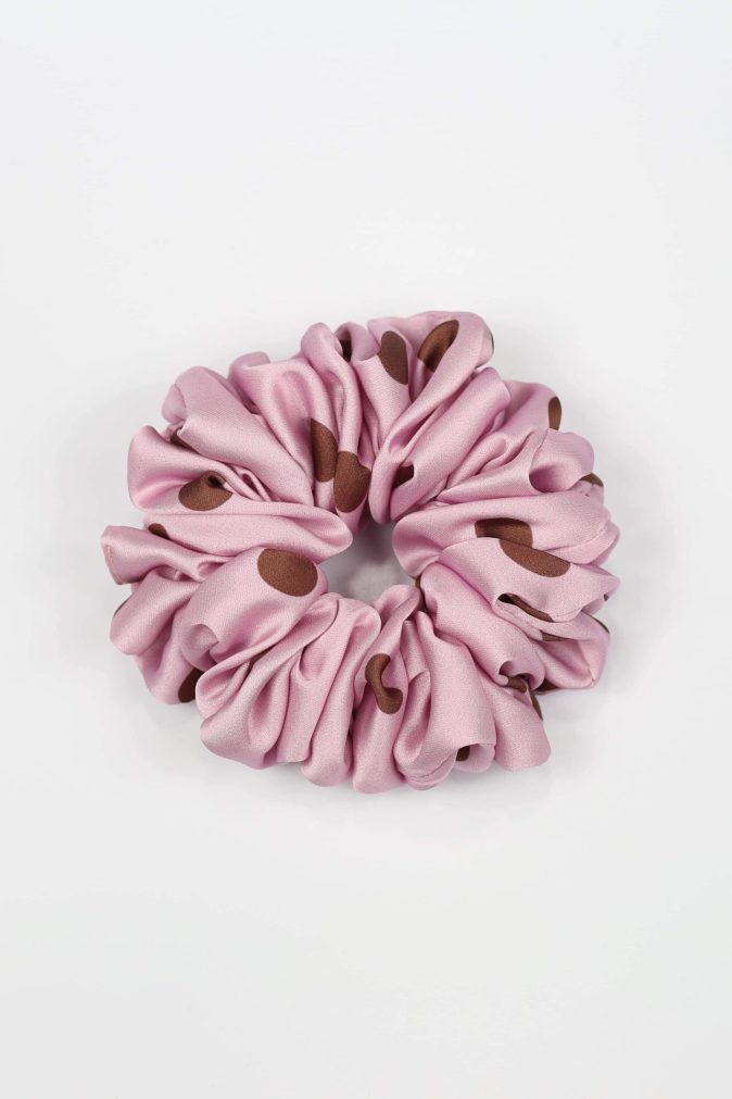 Scrunchie STANDARD - brązowe groszki na różowym tle
